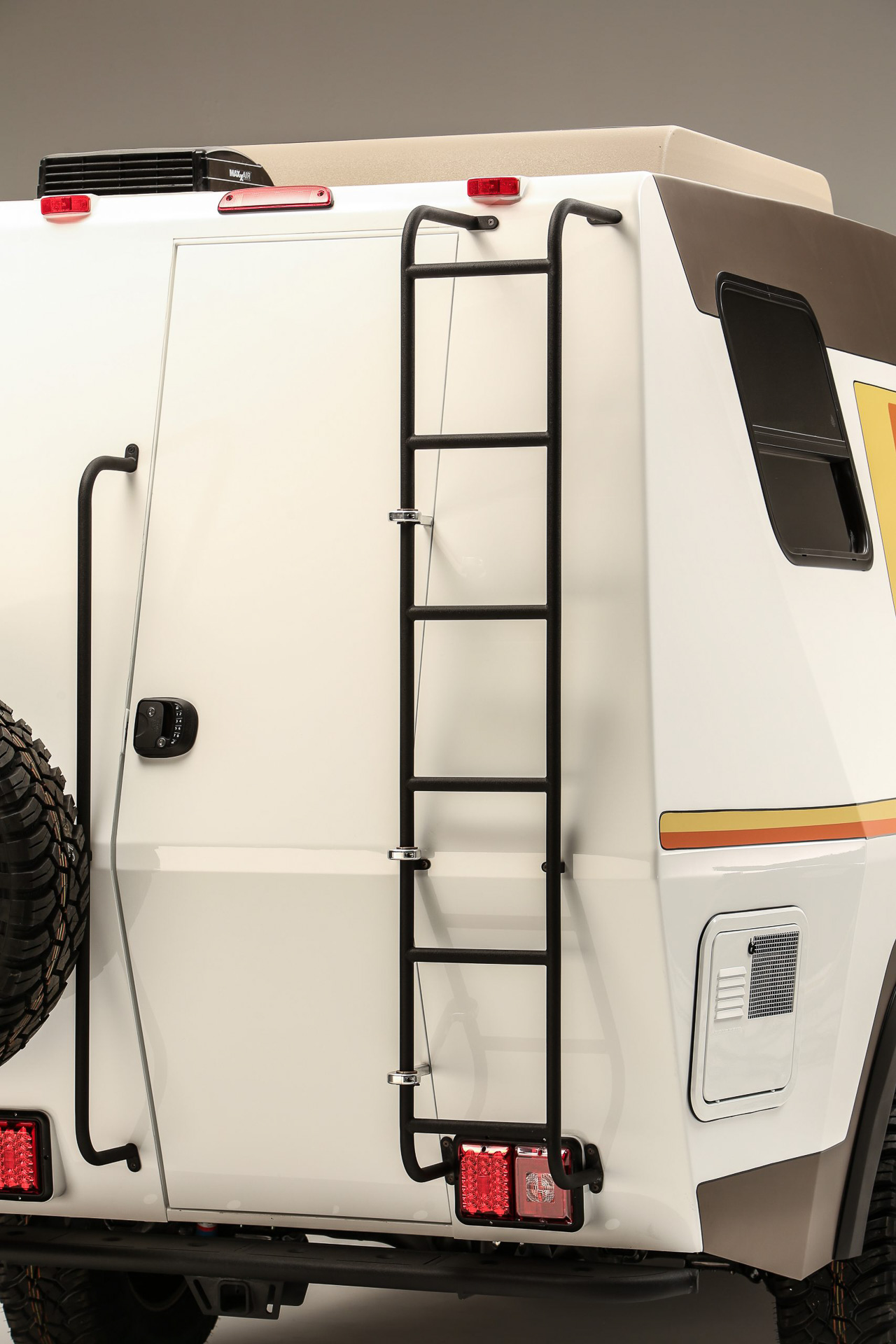 背面の設けられた扉