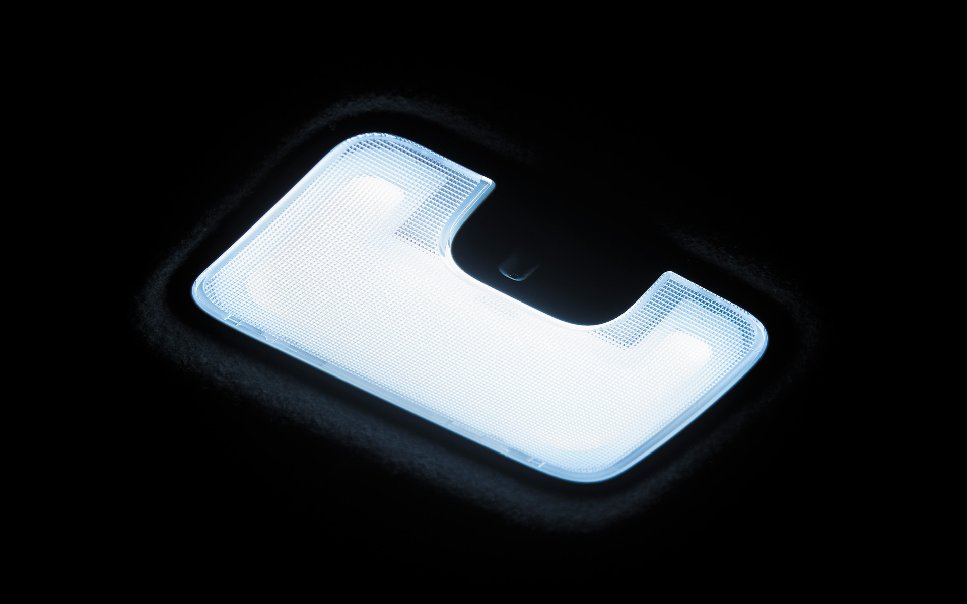 レンズ全面がムラなく光る面発光タイプの「LEDルームランプセット」（面発光タイプ）	。広範囲に明るく照らし、室内の視認性が向上する