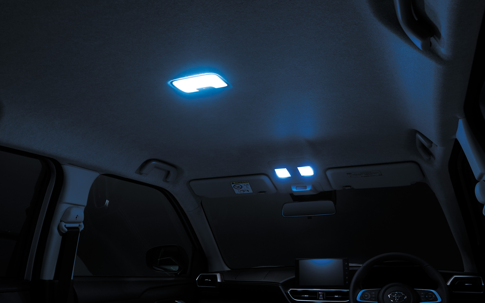 レンズ全面がムラなく光る面発光タイプの「LEDルームランプセット」（面発光タイプ）	。広範囲に明るく照らし、室内の視認性が向上する