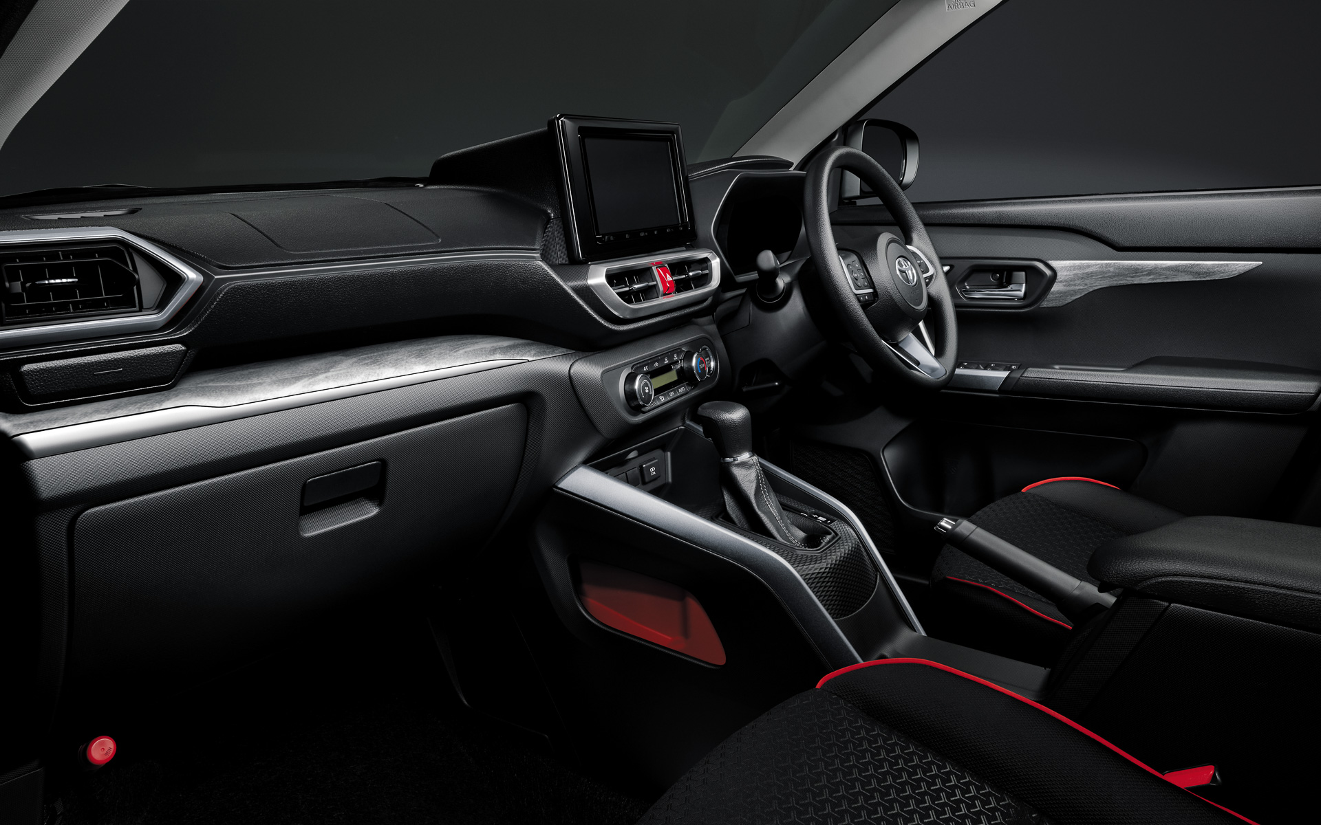 リアルな木目柄の凹凸と、光りの当たり方によって煌めきが変化する金属感を融合した「インテリアパネルセット（チタニウムグレイン×メッキ調）」