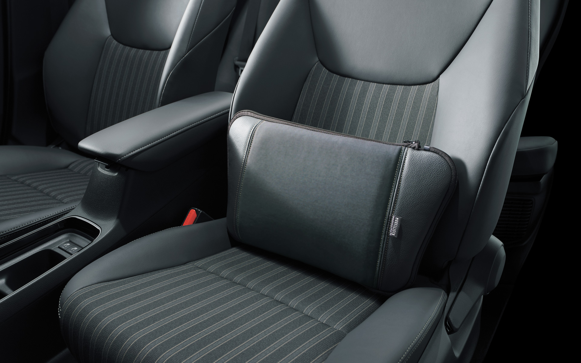 デニム生地とステッチのコントラストが車内の上質感を高めるクッションとバッグの2WAY機能を持つ「スマートクッショントート」は、周囲のファスナーを開くことで肩掛けもできるトートバッグに変わり、買い物などの普段使いも可能