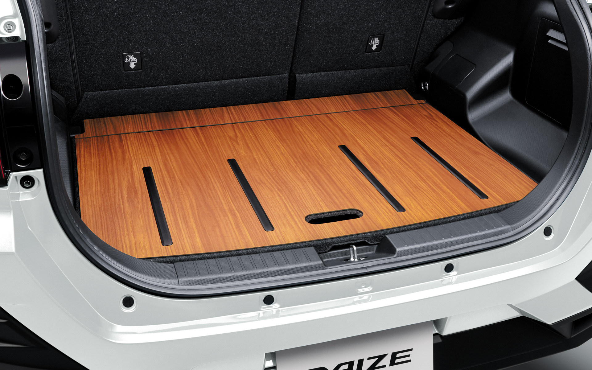 ラゲージウッドデッキは、ラゲージボードを木目調のフローリングにすることで、ラゲッジルームに華やかな高級感を創出