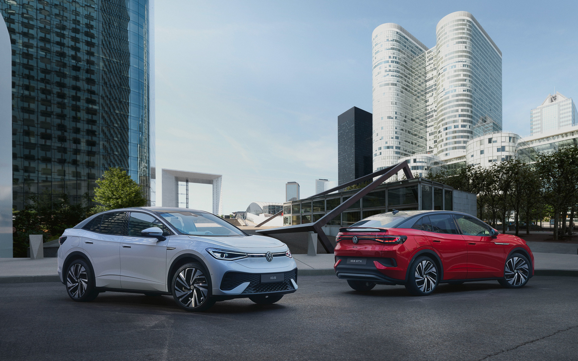 ID.5（左）とID.5 GTX（右）