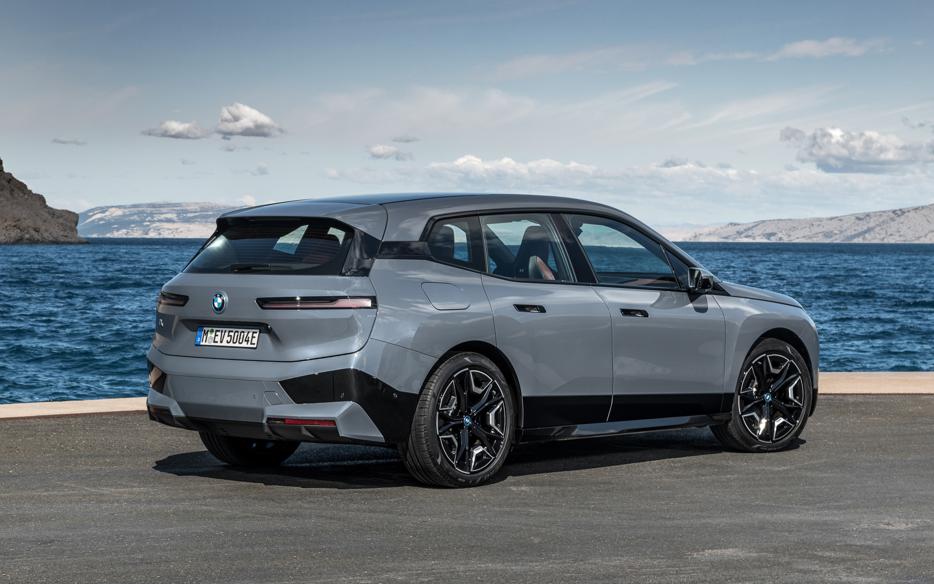 iX xDrive40、iX xDrive50ともにボディサイズは4955×1965×1695mm（全長×全幅×全高）、ホイールベースは3000mm。車両重量はiX xDrive40が2380kg、iX xDrive50が2530kg