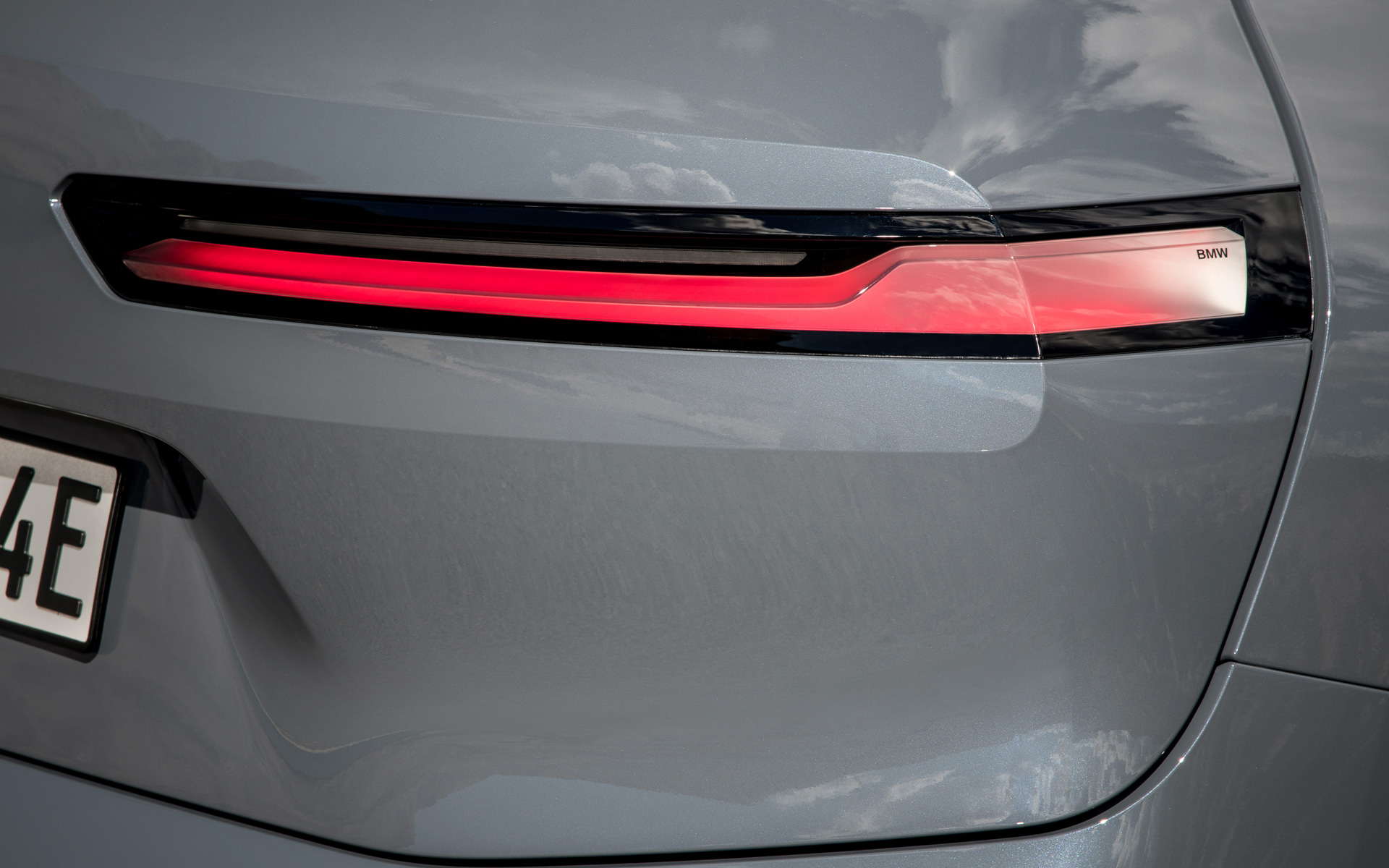 iX xDrive40、iX xDrive50ともにボディサイズは4955×1965×1695mm（全長×全幅×全高）、ホイールベースは3000mm。車両重量はiX xDrive40が2380kg、iX xDrive50が2530kg