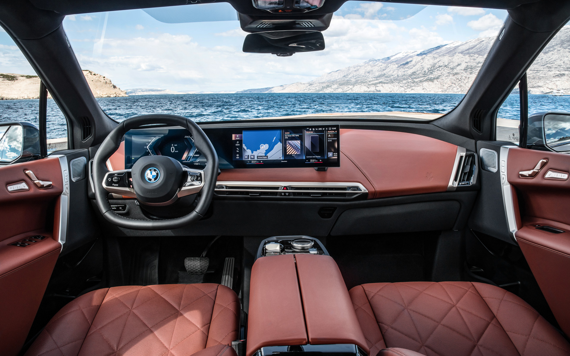 iXでは多くのボダン類を廃止し、運転席まわりをすっきりとしたデザインに