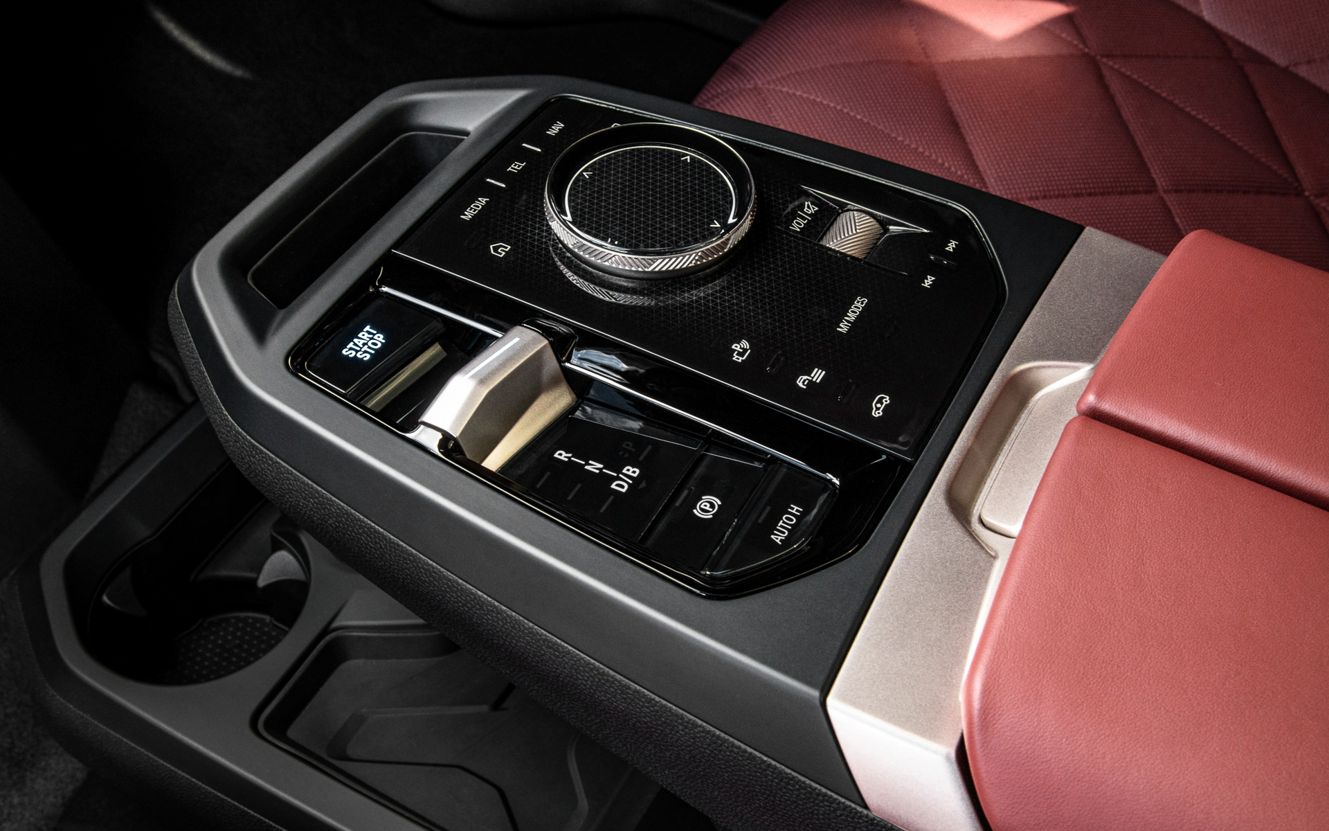 iXでは多くのボダン類を廃止し、運転席まわりをすっきりとしたデザインに