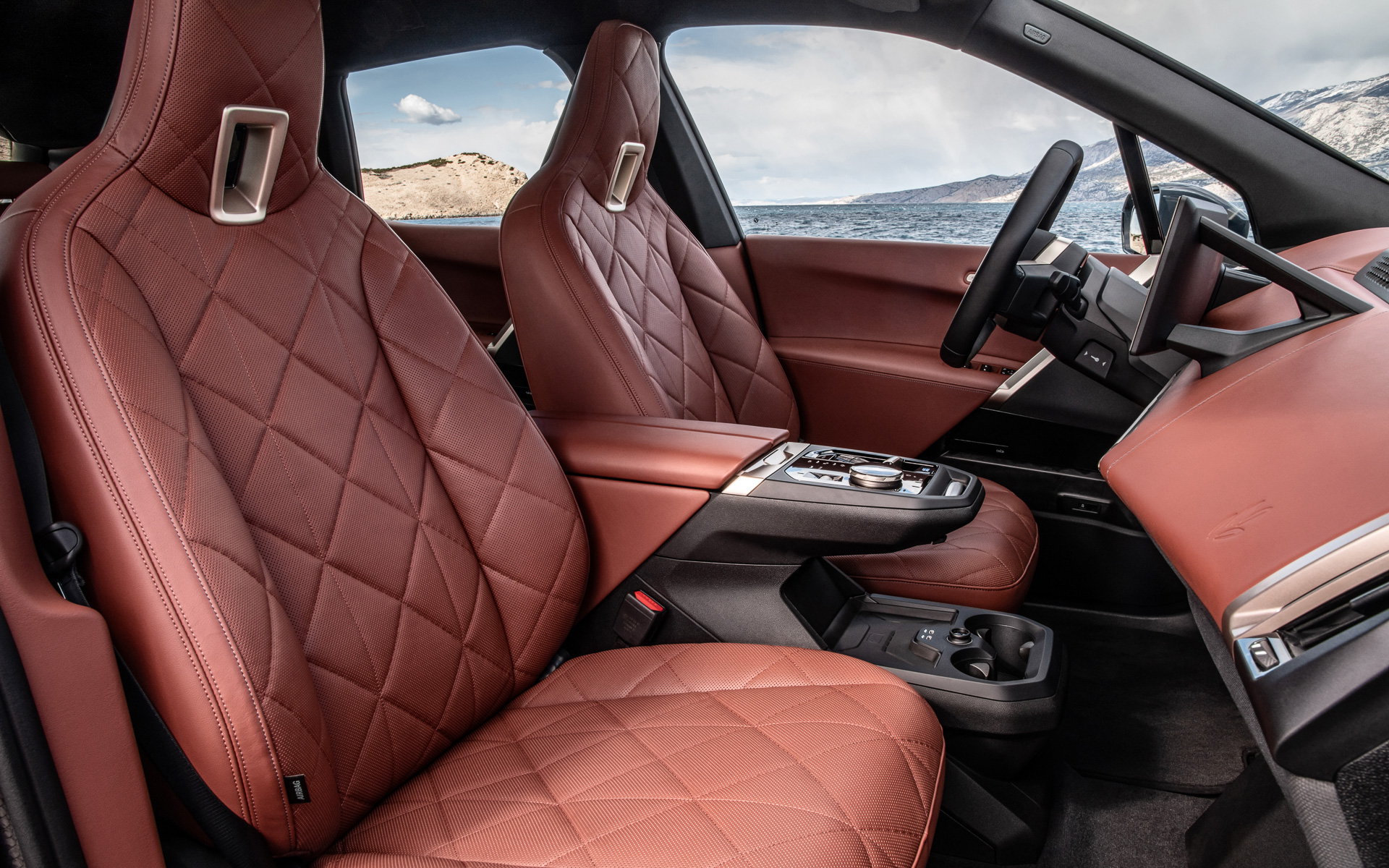 iXでは多くのボダン類を廃止し、運転席まわりをすっきりとしたデザインに