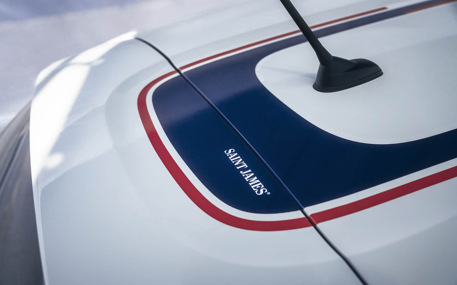 ルーフのセントジェームスステッカーや、フロントドアのセントジェームスバッヂ、Cピラーのセントジェームスステッカーなど、専用アイテムを装着