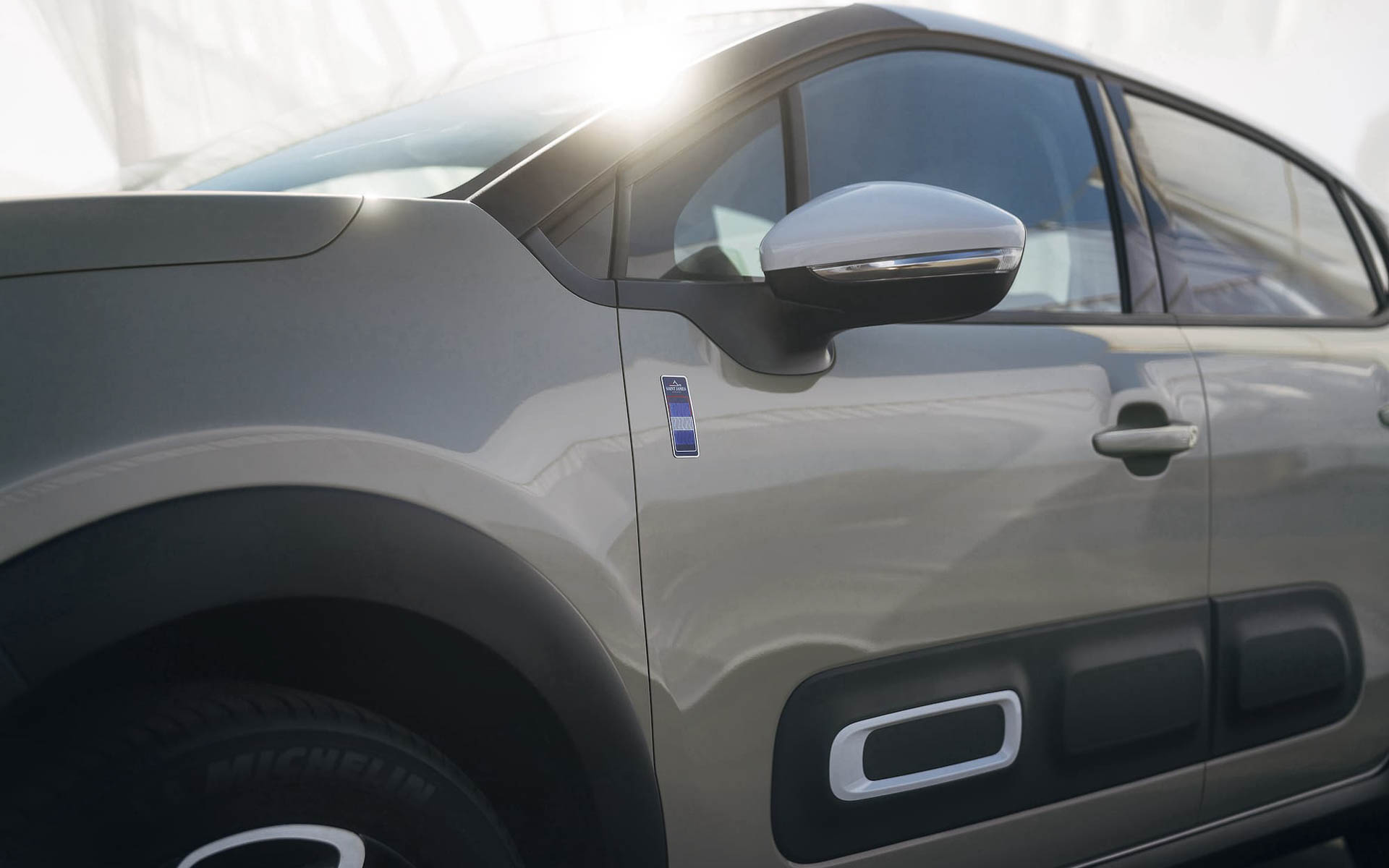 ルーフのセントジェームスステッカーや、フロントドアのセントジェームスバッヂ、Cピラーのセントジェームスステッカーなど、専用アイテムを装着