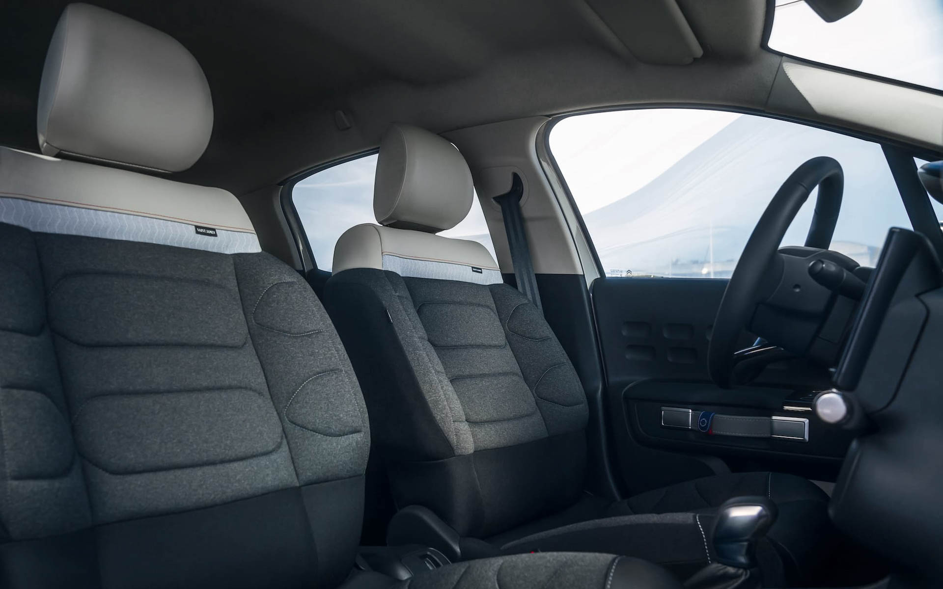 専用ファブリック/テップレザー アドバンストコンフォートシートにはSAINT JAMESのタグが付く