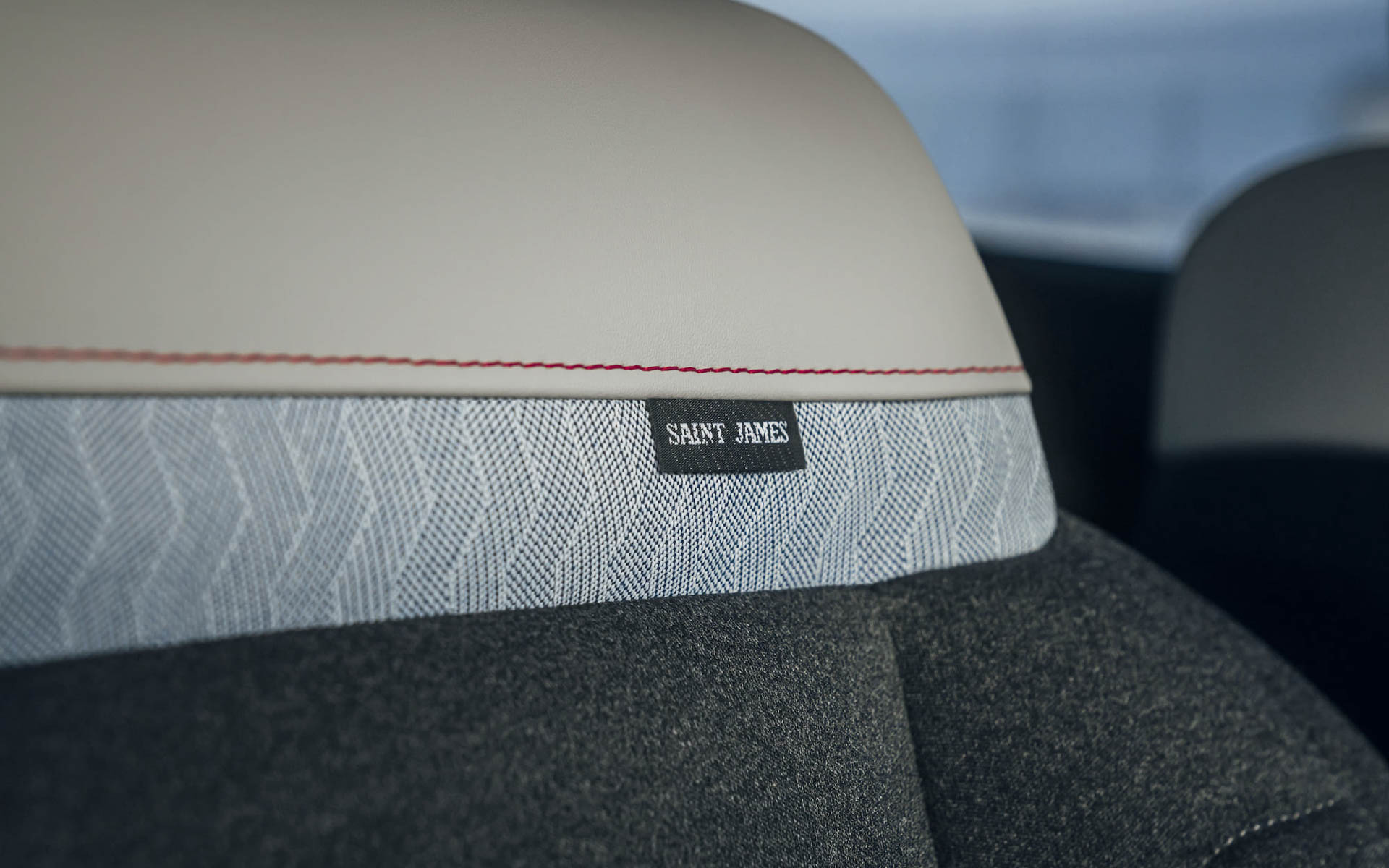 専用ファブリック/テップレザー アドバンストコンフォートシートにはSAINT JAMESのタグが付く