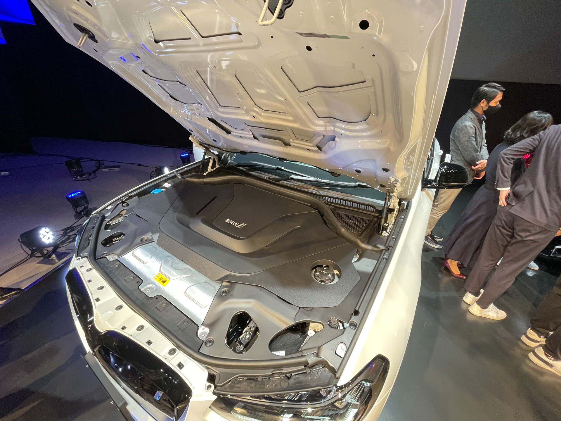 iX3ではボンネットフードを開けてウインドウォッシャー液の補充などを行なう