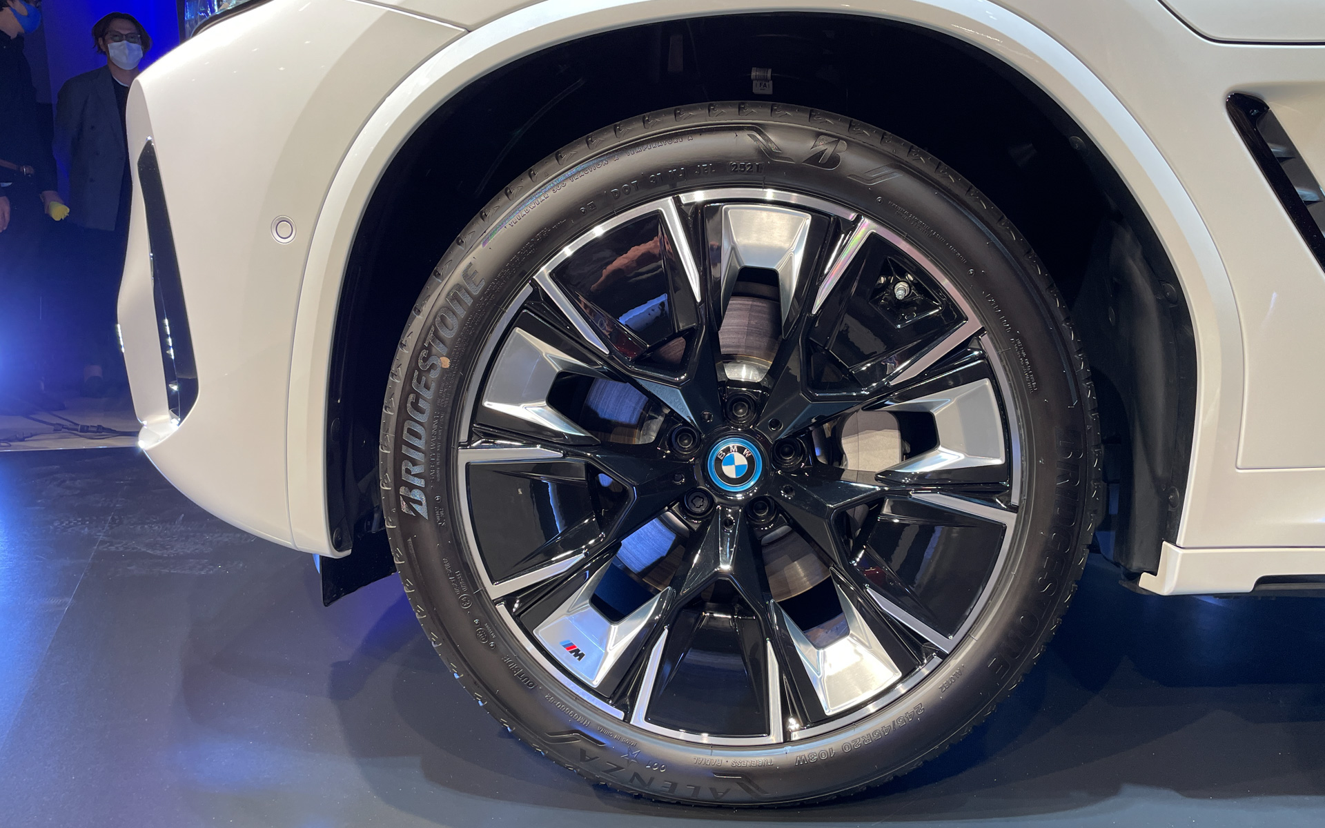 iX3のタイヤはブリヂストン製