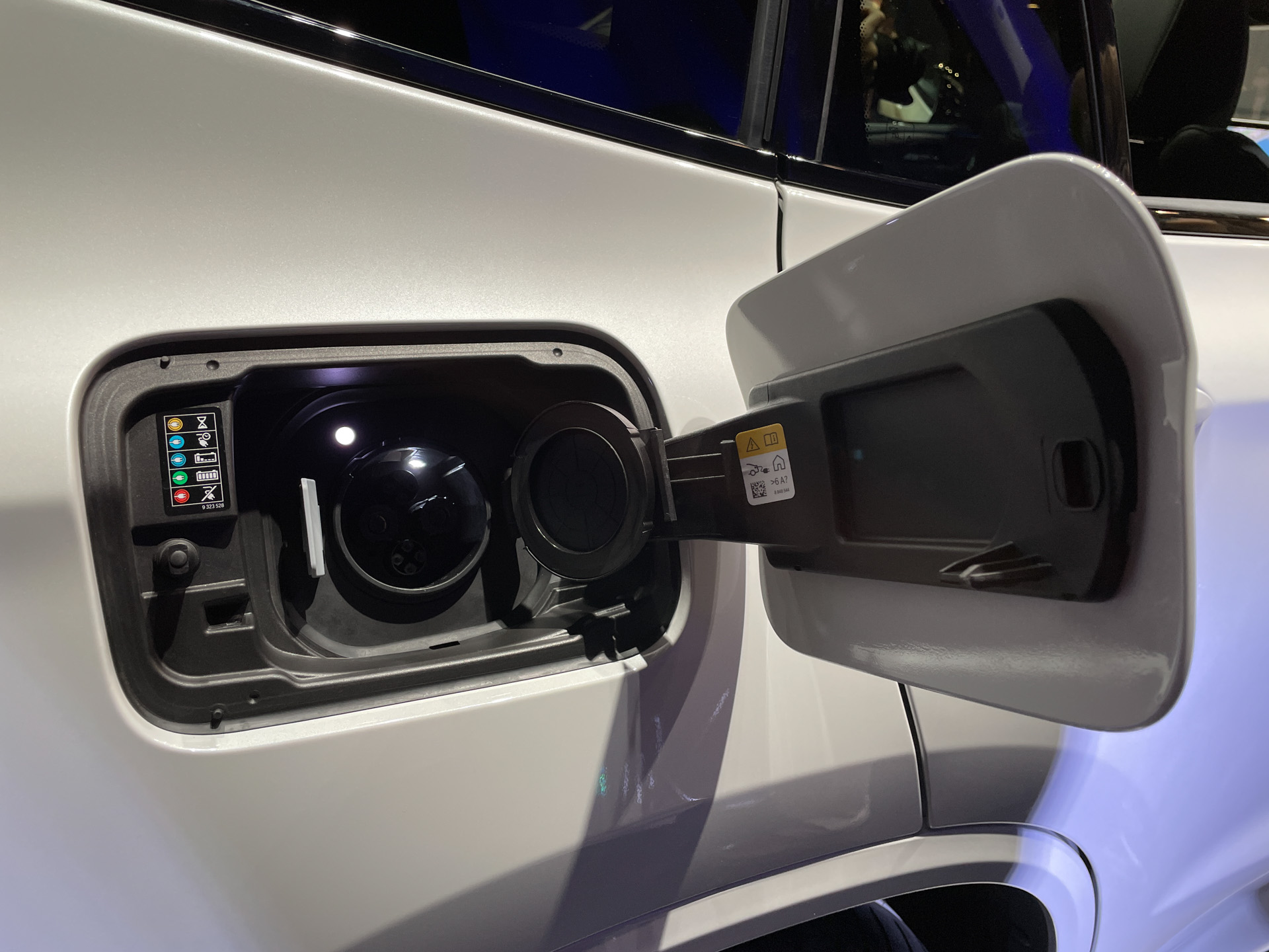 iX3は右リアに急速充電、左フロントに普通充電の充填口を用意