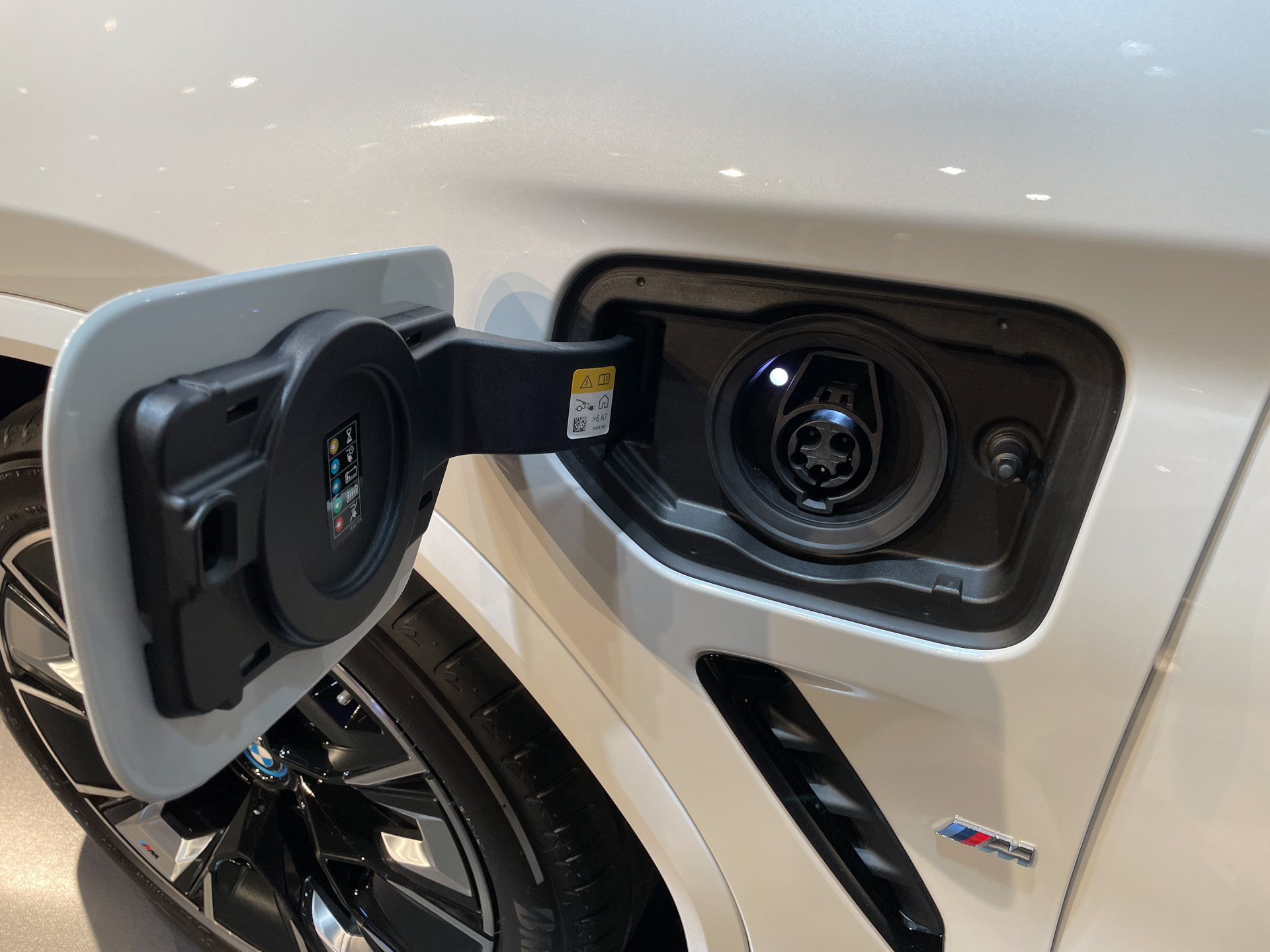 iX3は右リアに急速充電、左フロントに普通充電の充填口を用意