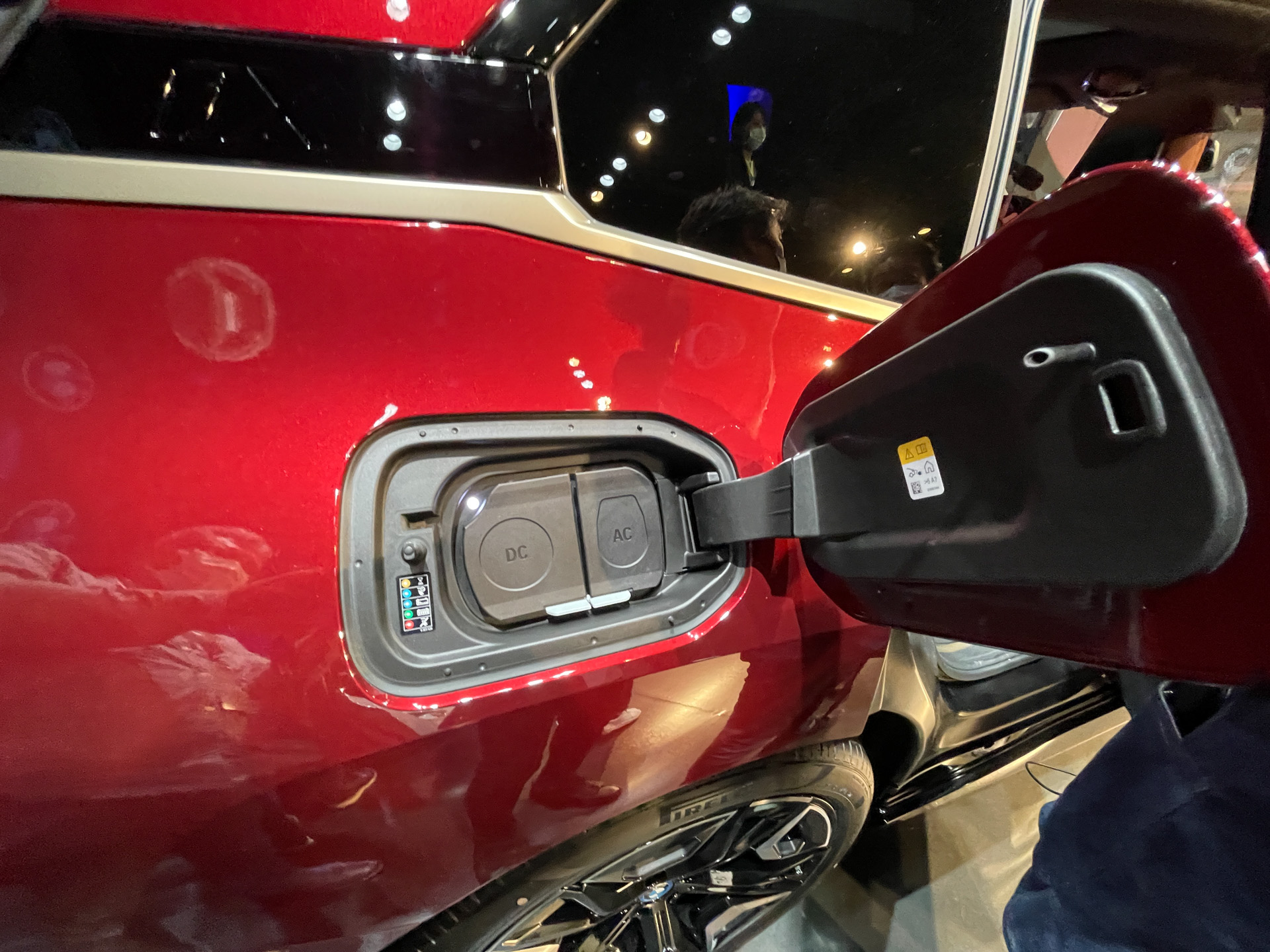 iXの充填口は右リアに急速充電と普通充電の充電口を用意