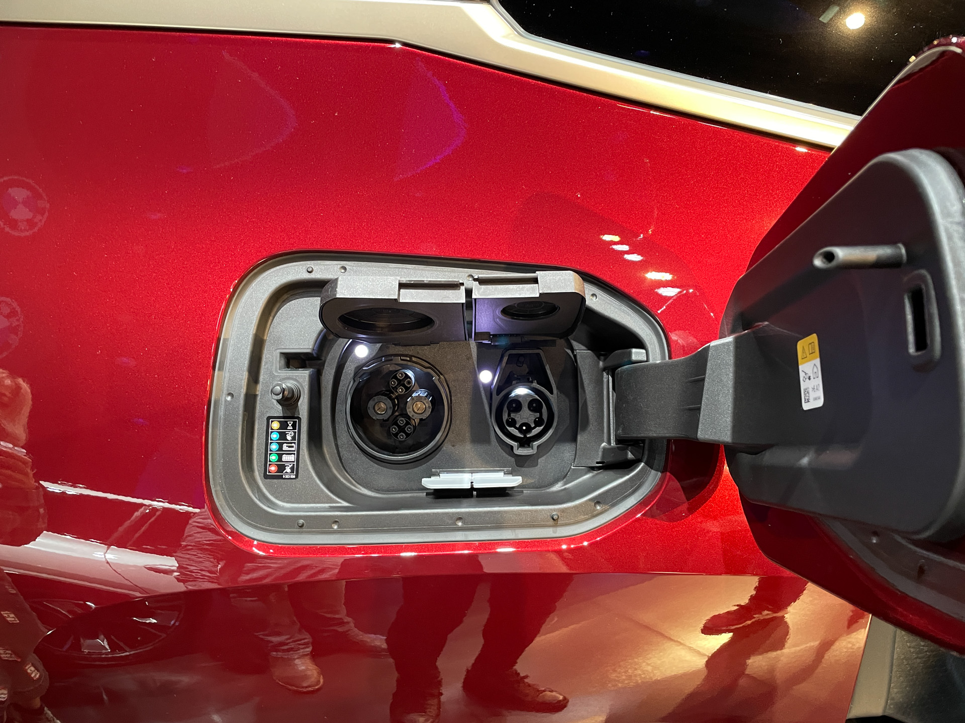 iXの充填口は右リアに急速充電と普通充電の充電口を用意