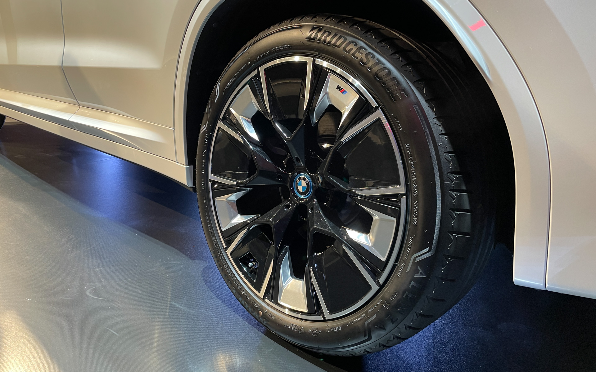 iX3のタイヤはブリヂストン製