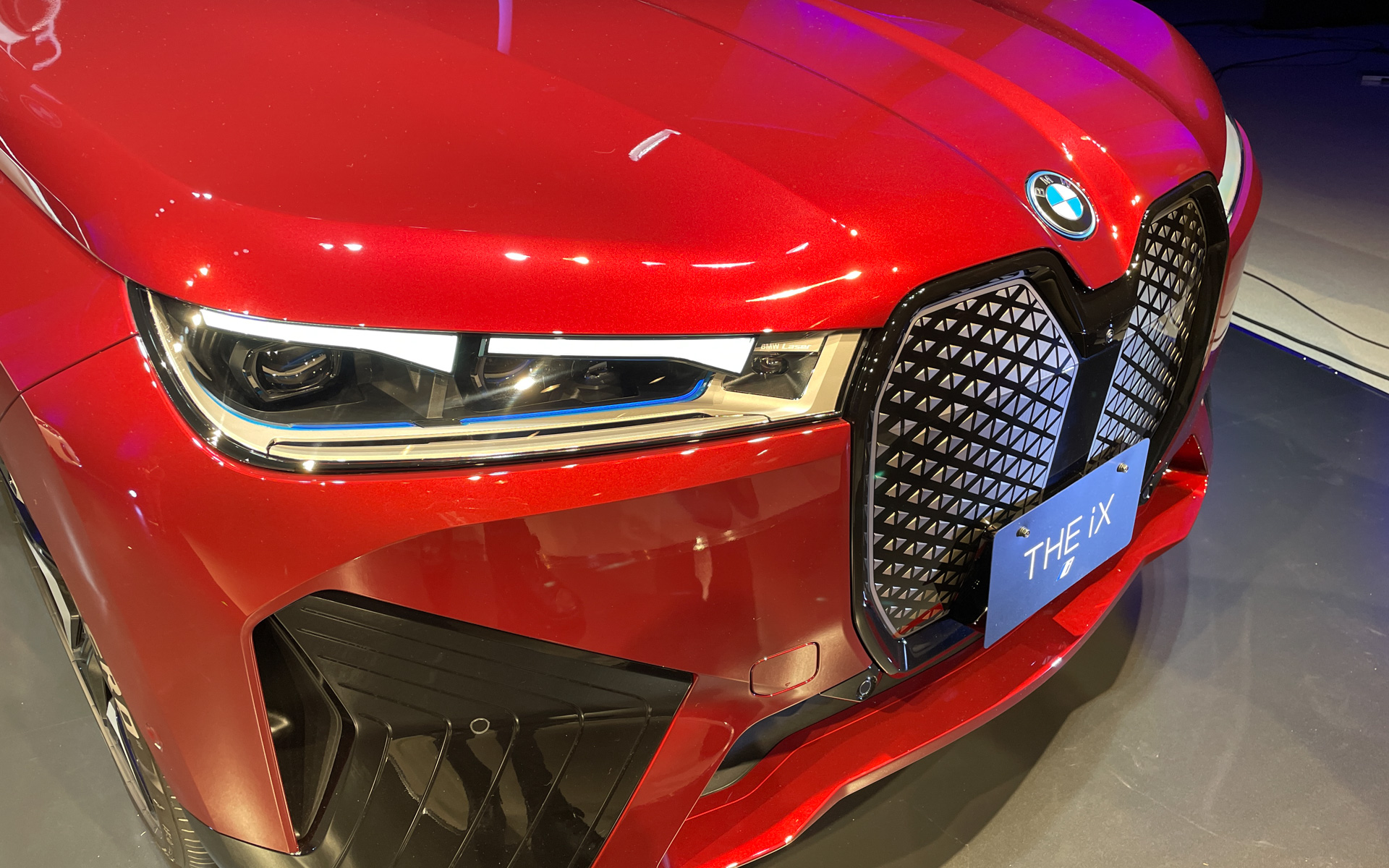 「iX」ではボンネットフード内部のメカニズムについてユーザーのメンテナンスを不要にした