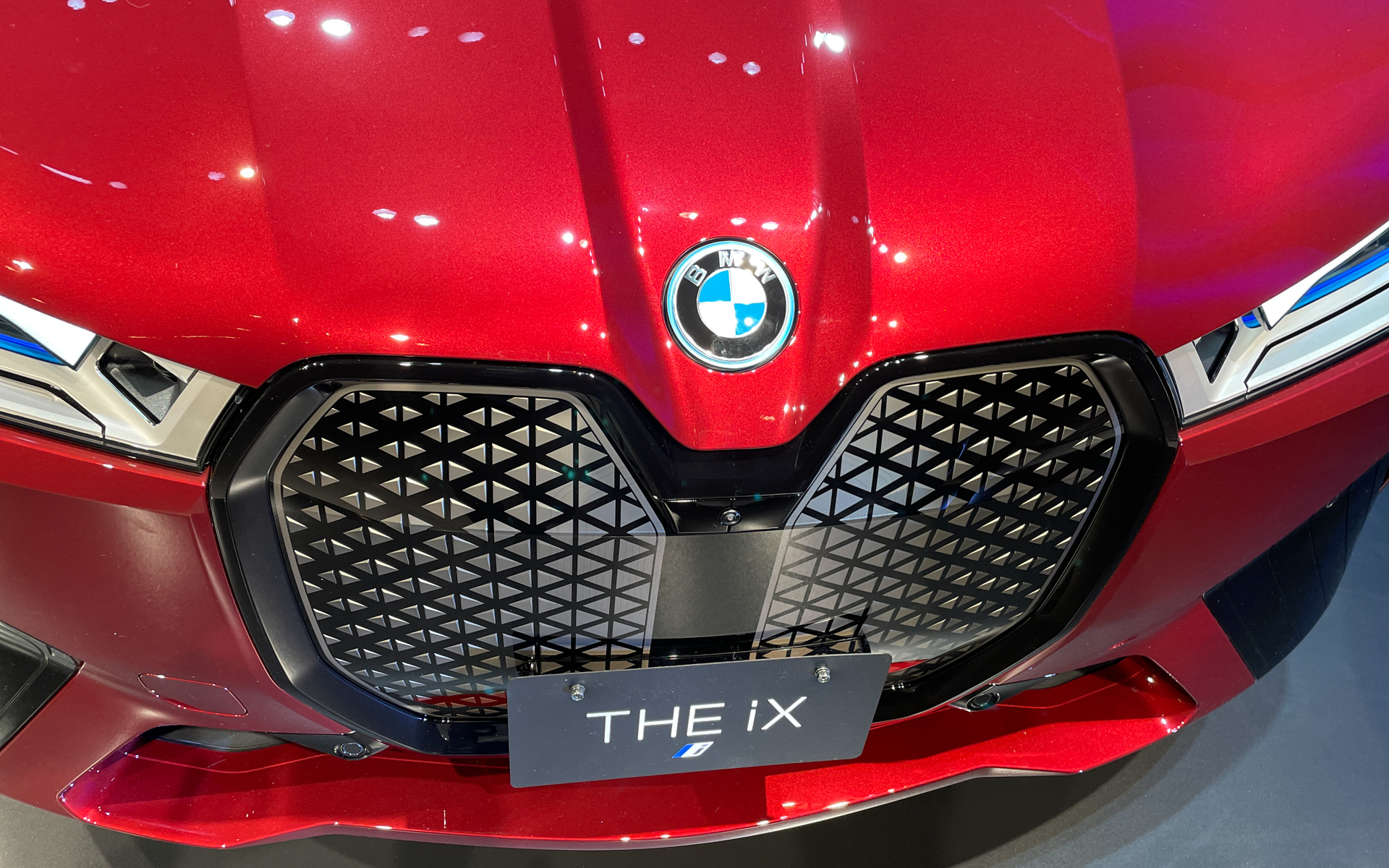 「iX」ではボンネットフード内部のメカニズムについてユーザーのメンテナンスを不要にした