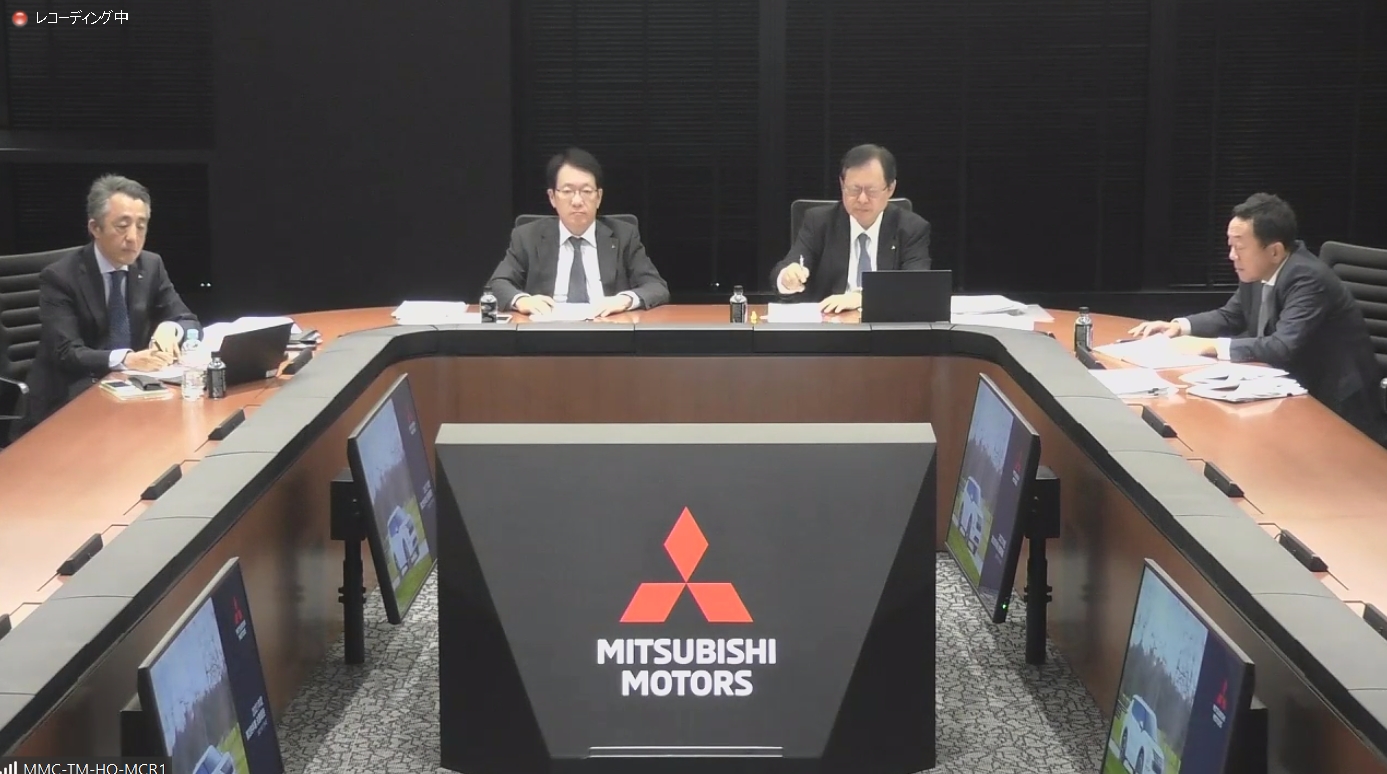 加藤社長と池谷副社長のほか、三菱自動車工業株式会社 代表執行役副社長 長岡宏氏（左）、三菱自動車工業株式会社 代表執行役副社長 矢田部陽一郎氏（右）も参加して質疑応答が行なわれた