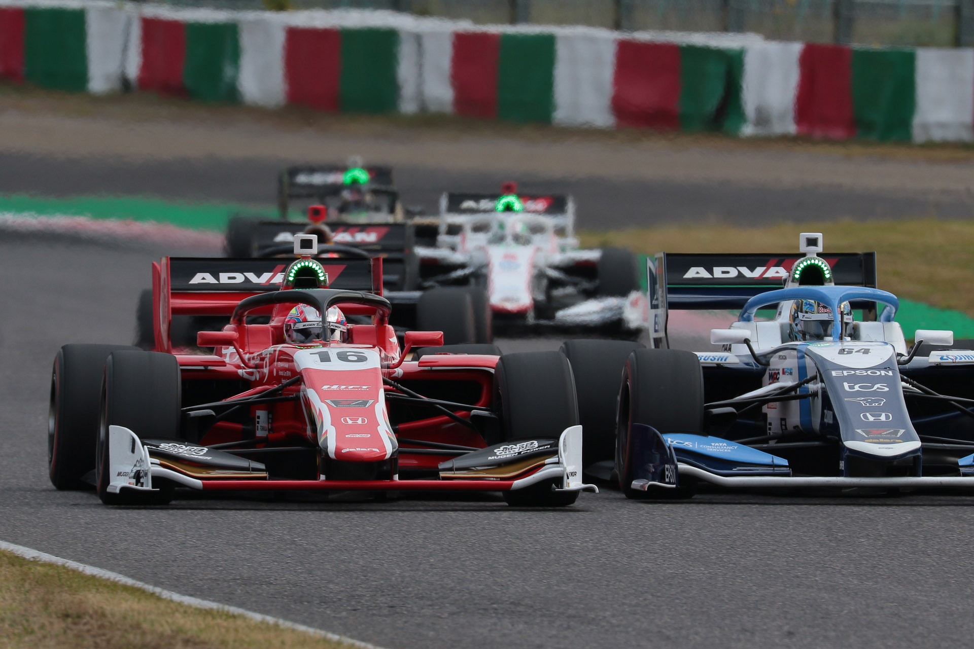 大湯選手と争う野尻選手（右）