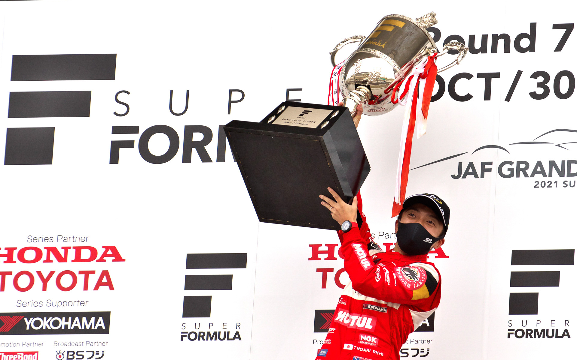 シリーズ表彰式、シリーズチャンピオンの野尻選手