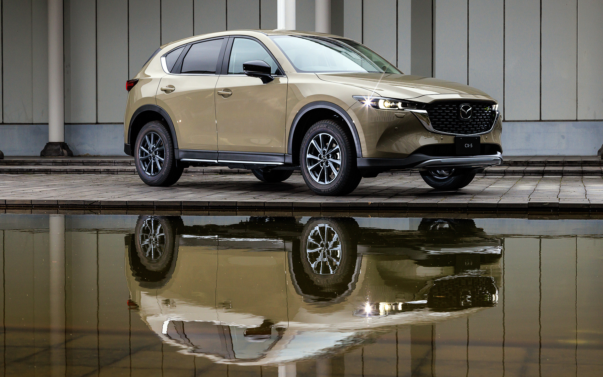 フィールドジャーニーのデザインは専用外装によりタフさを追求しており、オールシーズンタイヤを標準装備