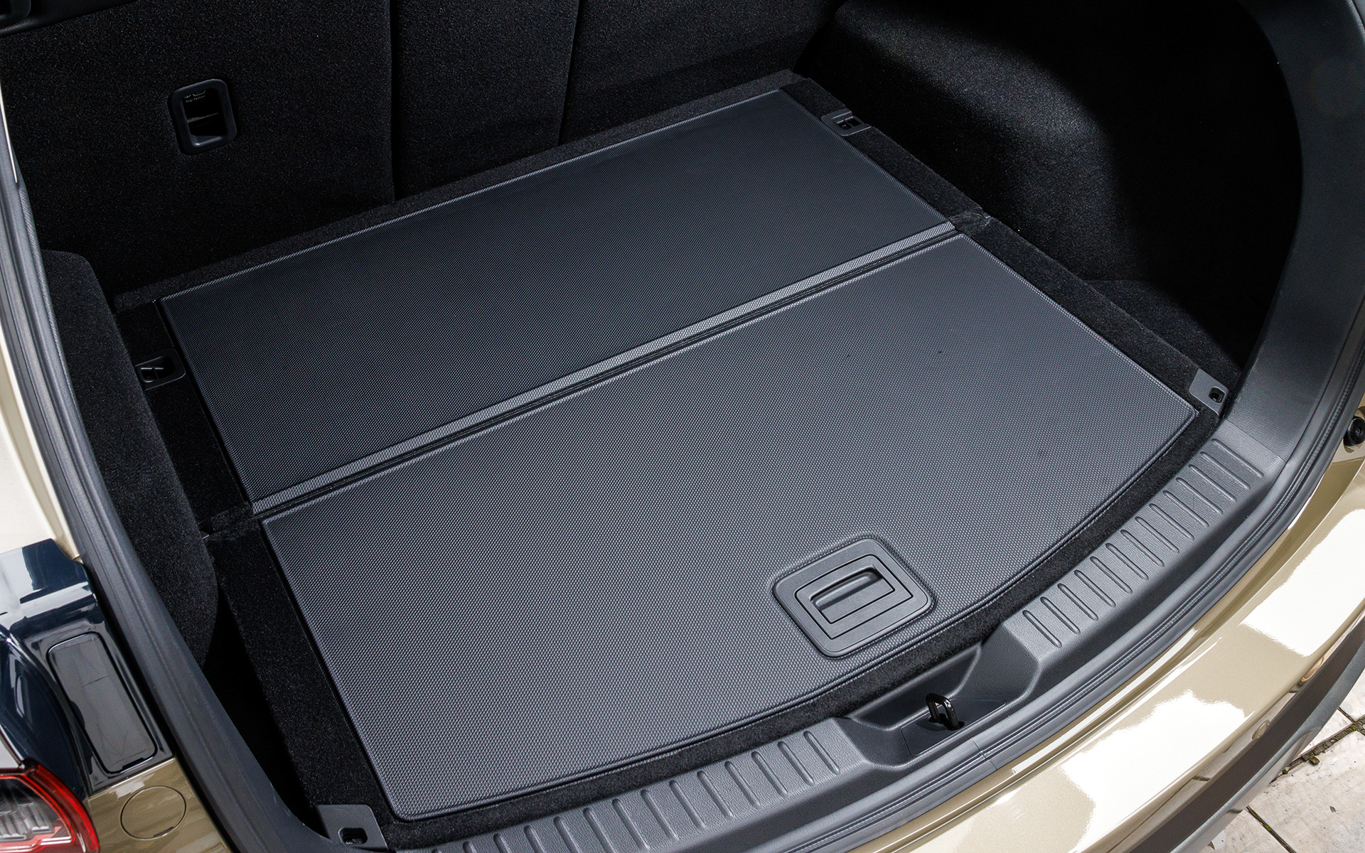 商品改良したCX-5では荷室のフラット化を行なうとともに、フィールドジャーニー専用装備として防水加工が施され、使い勝手が向上