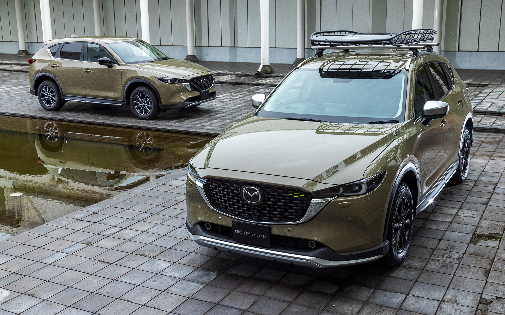 フィールドジャーニーにはディーラーオプションとして個性的なスタイリングに仕上げられる「PRO-XROSS STYLE（プロ・クロススタイル）」（手前のモデル）を設定