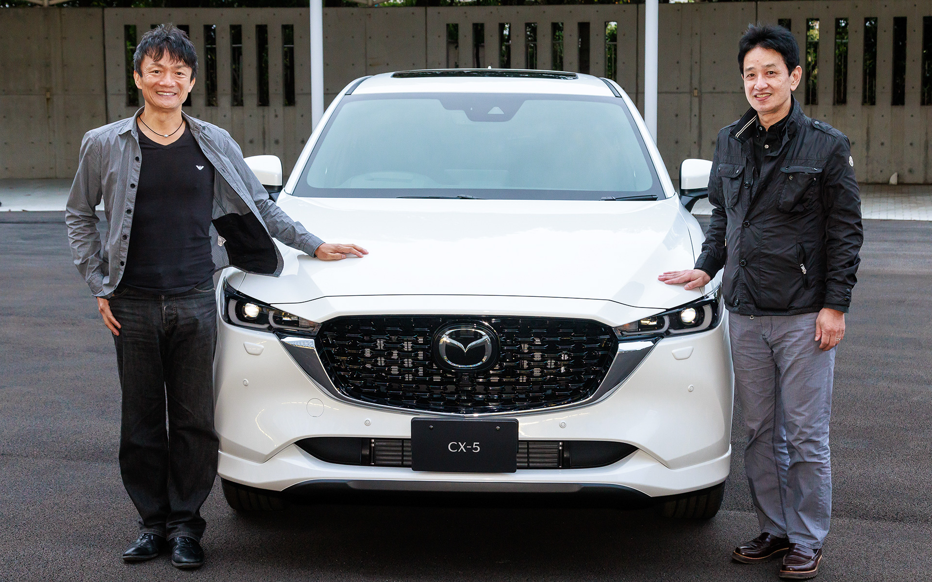 11月8日に受注を開始した「CX-5」商品改良モデルの特徴について、モータージャーナリストの岡本幸一郎氏（左）が開発責任者の松岡英樹氏（右）に聞いた