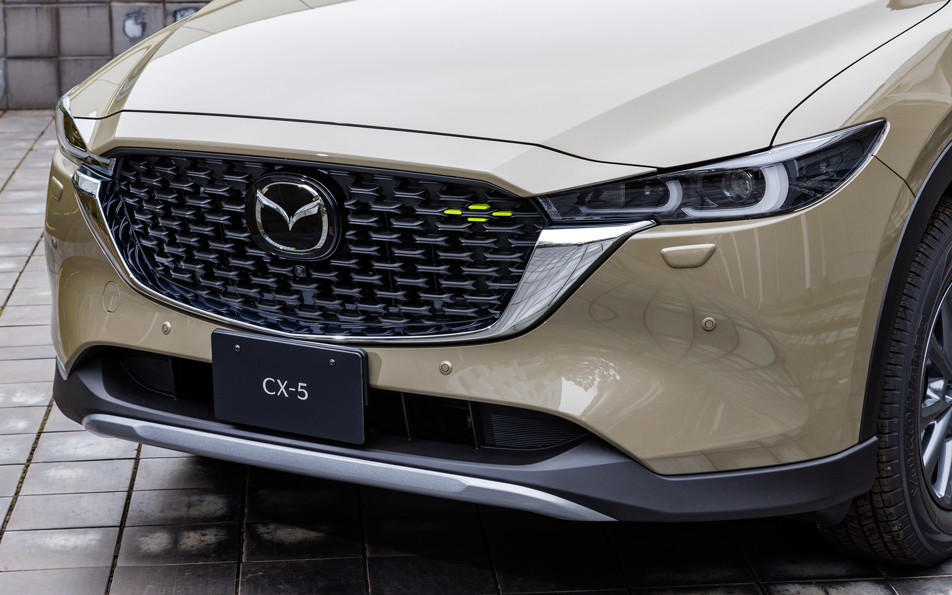 このグレードのみグリルがブラックタイプに。アクセントにライムグリーンのピースを配置。バンパー下部にアンダーガード風のデザインを採用