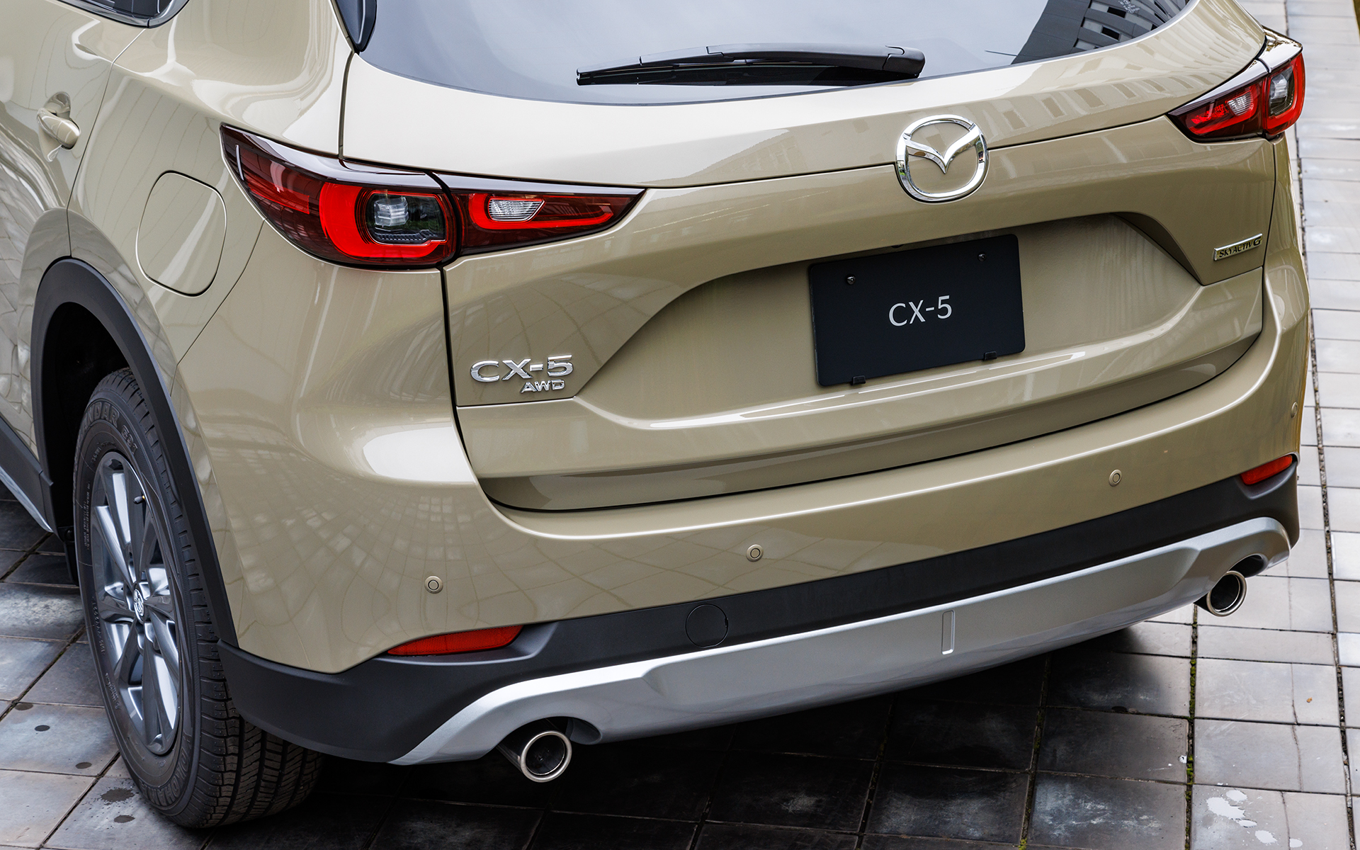 このグレードのみグリルがブラックタイプに。アクセントにライムグリーンのピースを配置。バンパー下部にアンダーガード風のデザインを採用