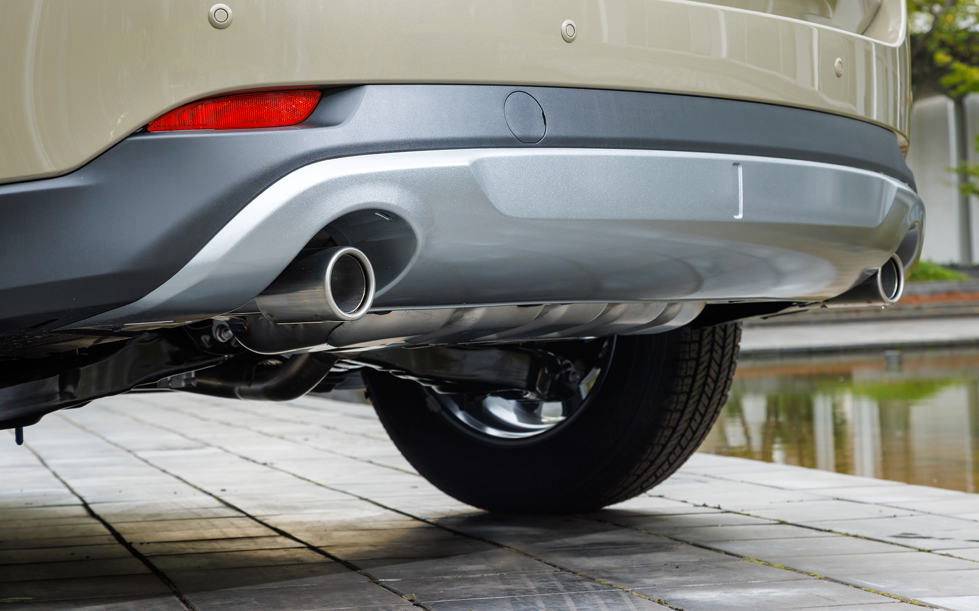 このグレードのみグリルがブラックタイプに。アクセントにライムグリーンのピースを配置。バンパー下部にアンダーガード風のデザインを採用