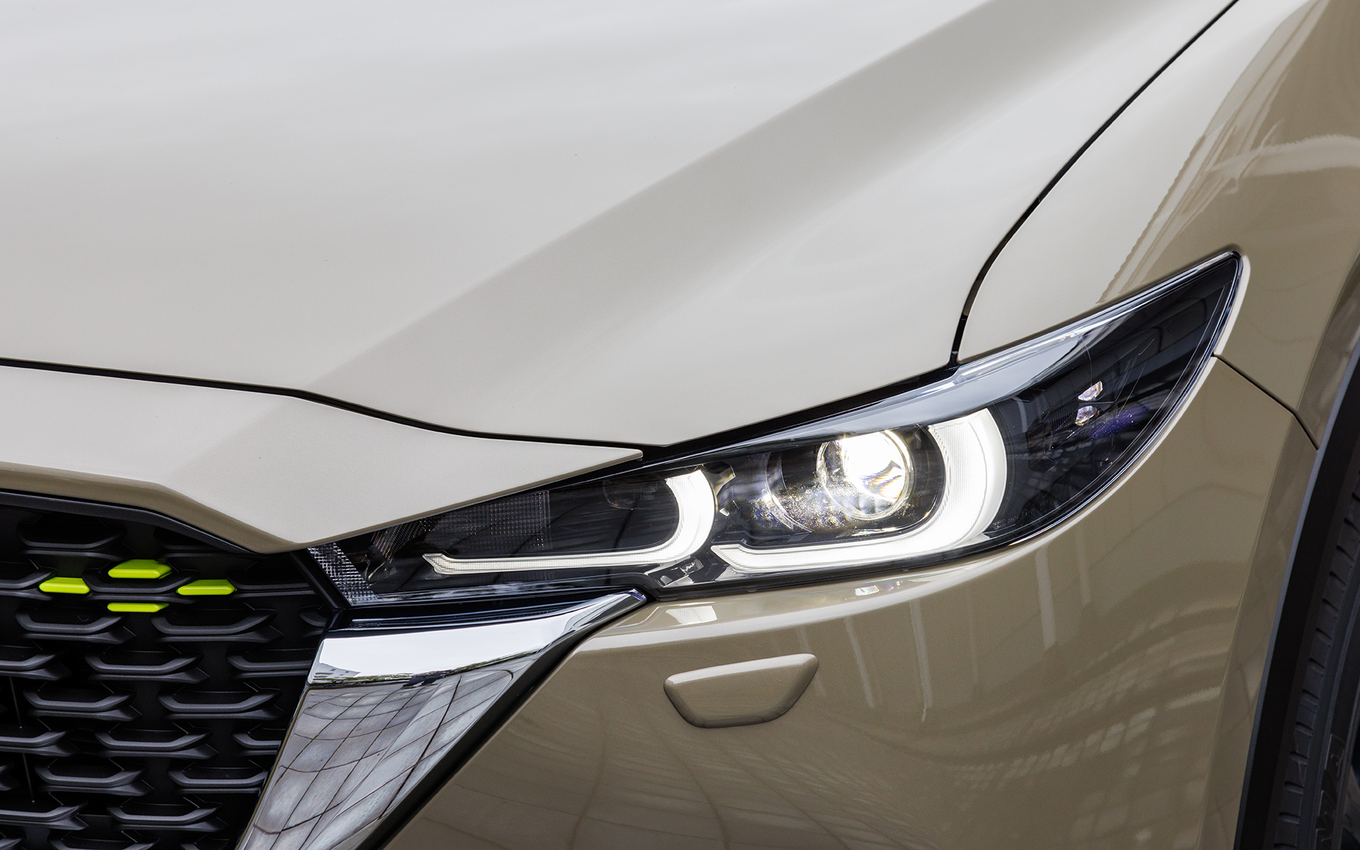 LEDヘッドライトは全車標準装備