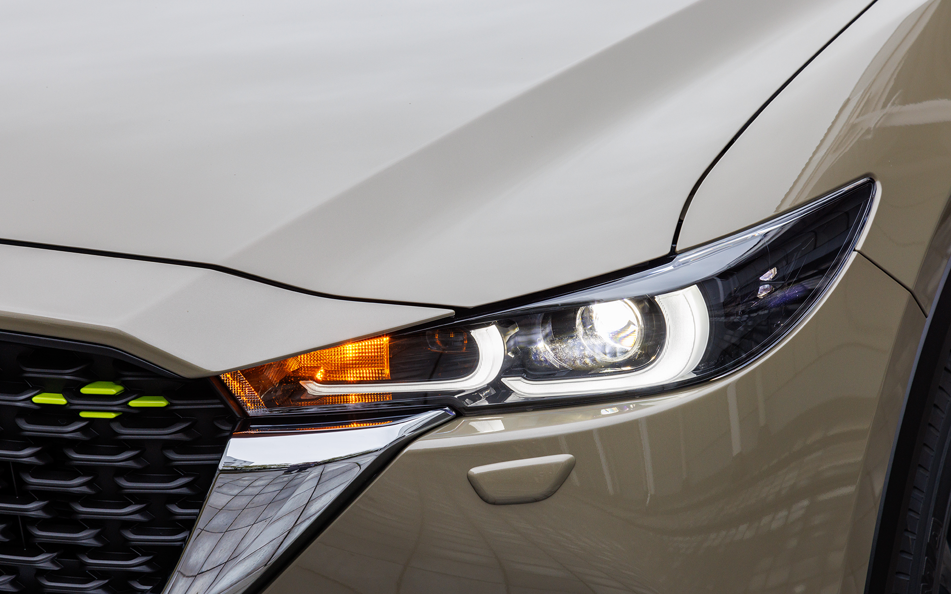 LEDヘッドライトは全車標準装備