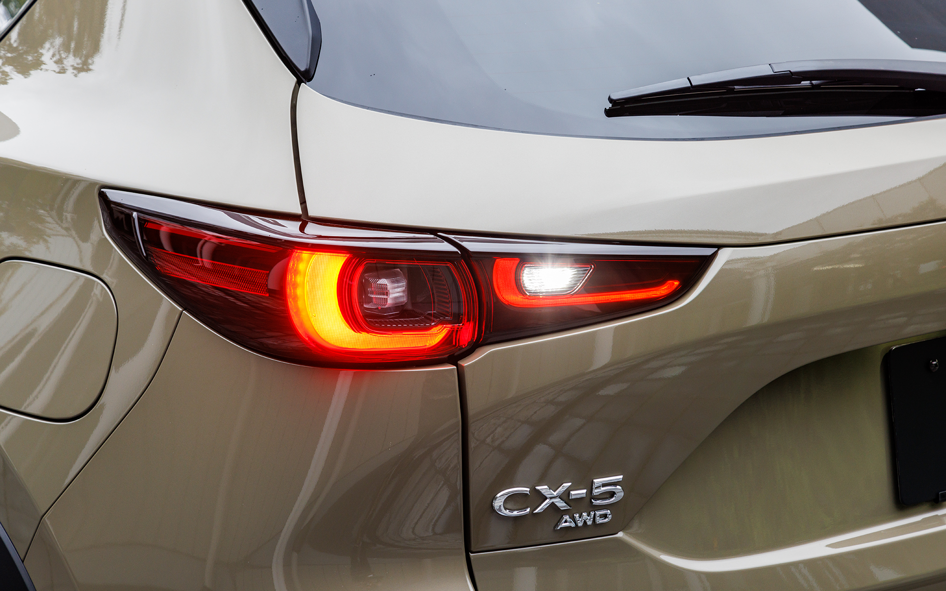 LEDテールランプの点灯パターン。こちらも全車標準