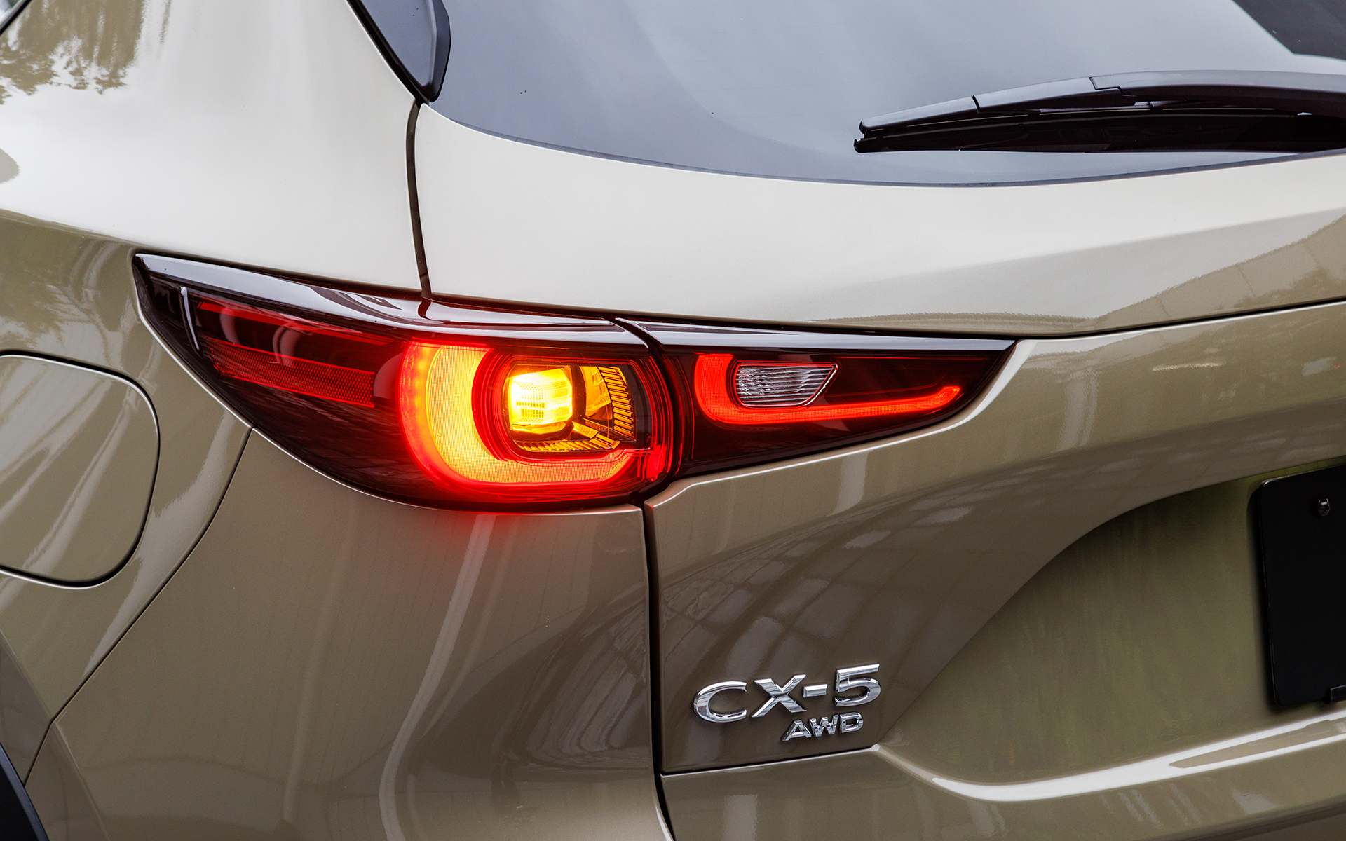 LEDテールランプの点灯パターン。こちらも全車標準