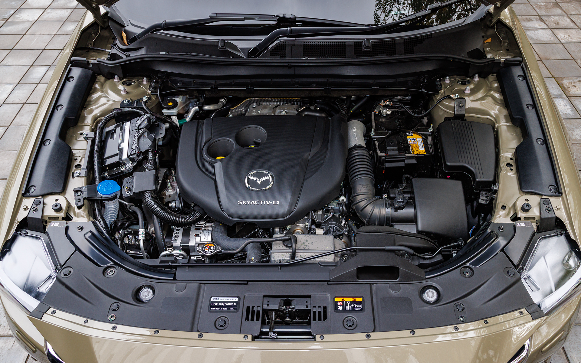 直列4気筒2.2リッターディーゼルターボエンジン。最高出力147kW（200PS）/4000rpm、最大トルク450kW（45.9kgfm）/2000rpm。WLTCモード燃費は16.6km/L