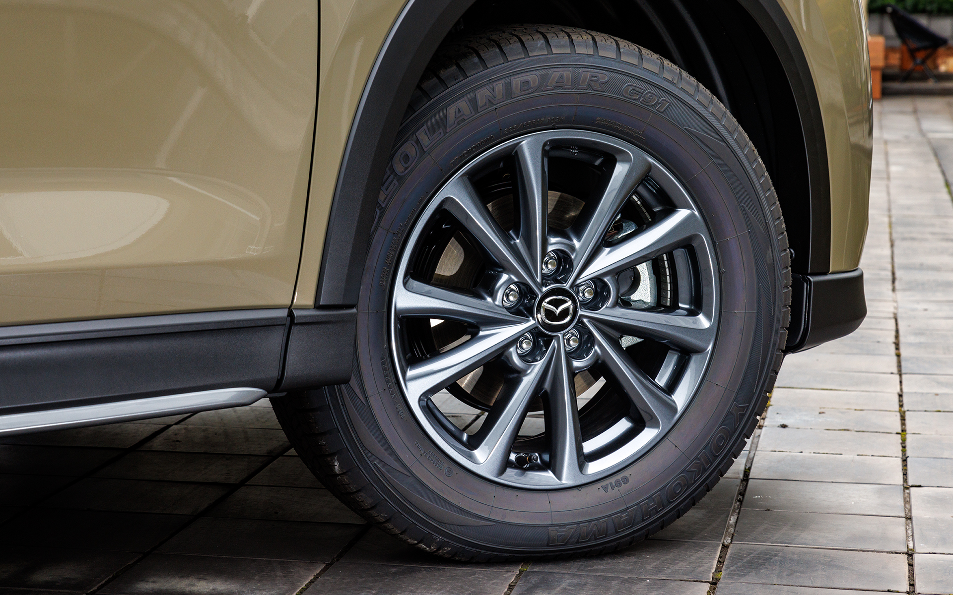 225/65R17サイズのオールシーズンタイヤを標準装備。撮影車両は横浜ゴム「ジオランダーG91」を装着