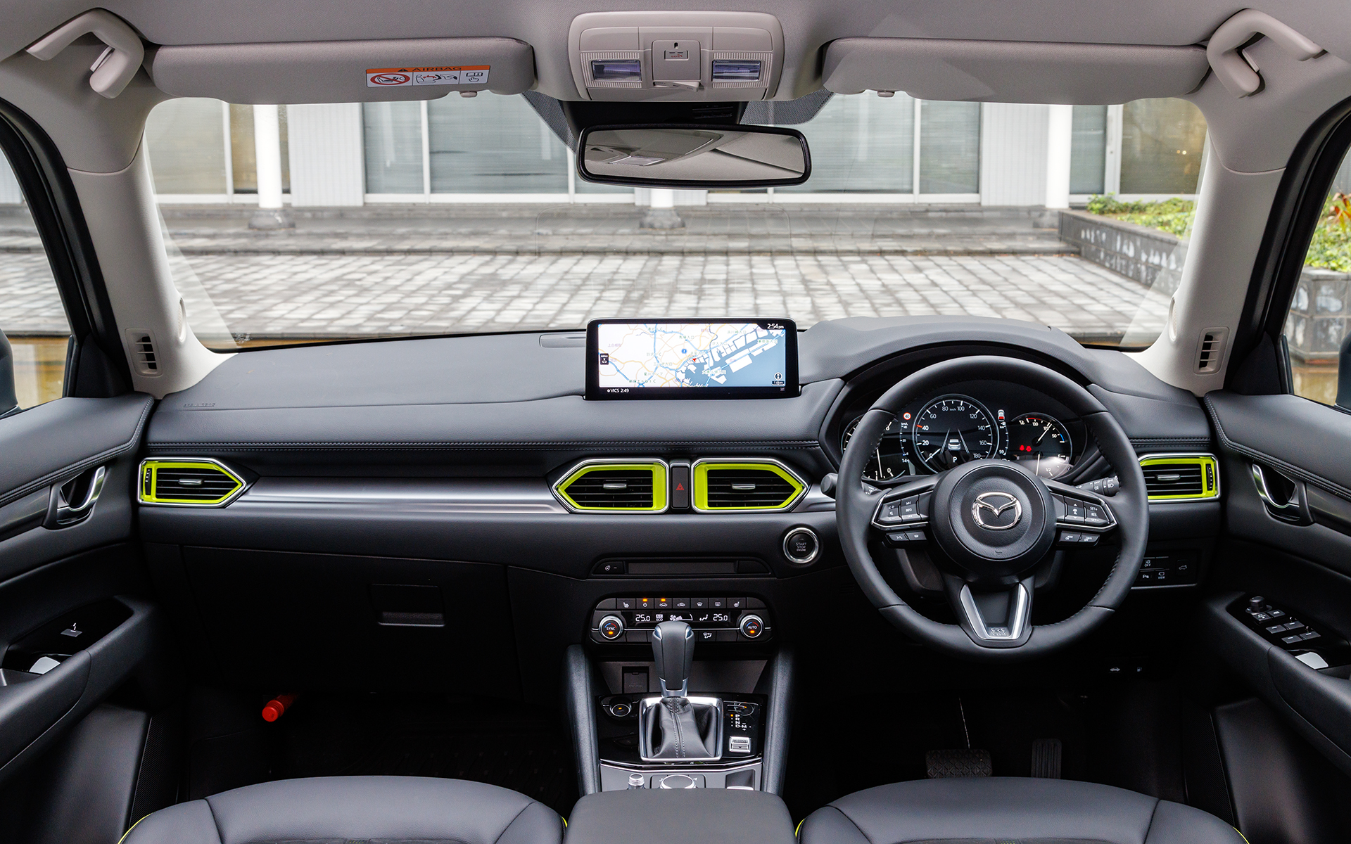 内装はブラック基調にガンメタの加飾パネルを組み合わせる。センターディスプレイは8.8インチ