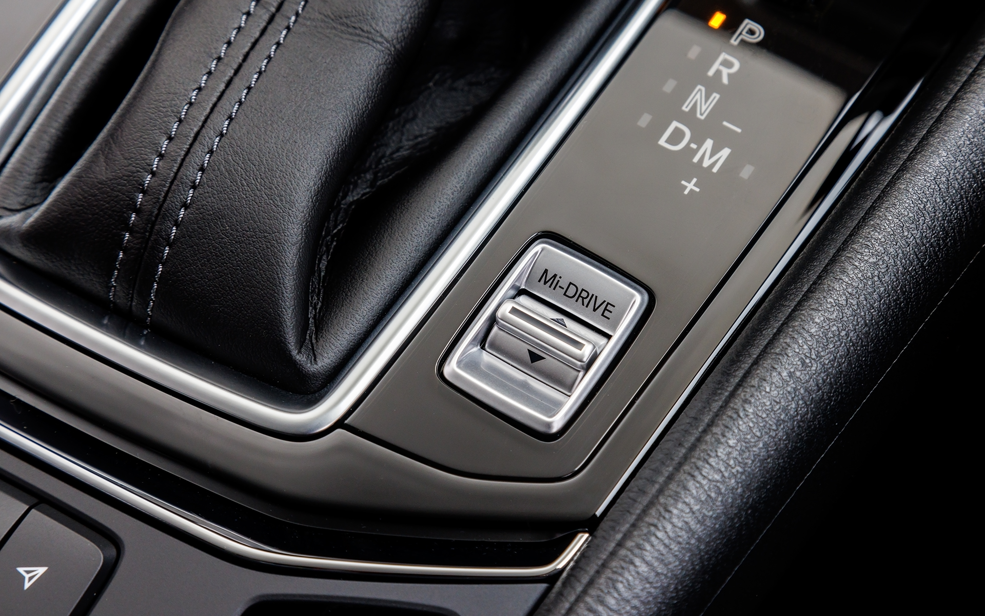 シフト横にMI-DRIVE（ミードライブ）のセレクターが備わる
