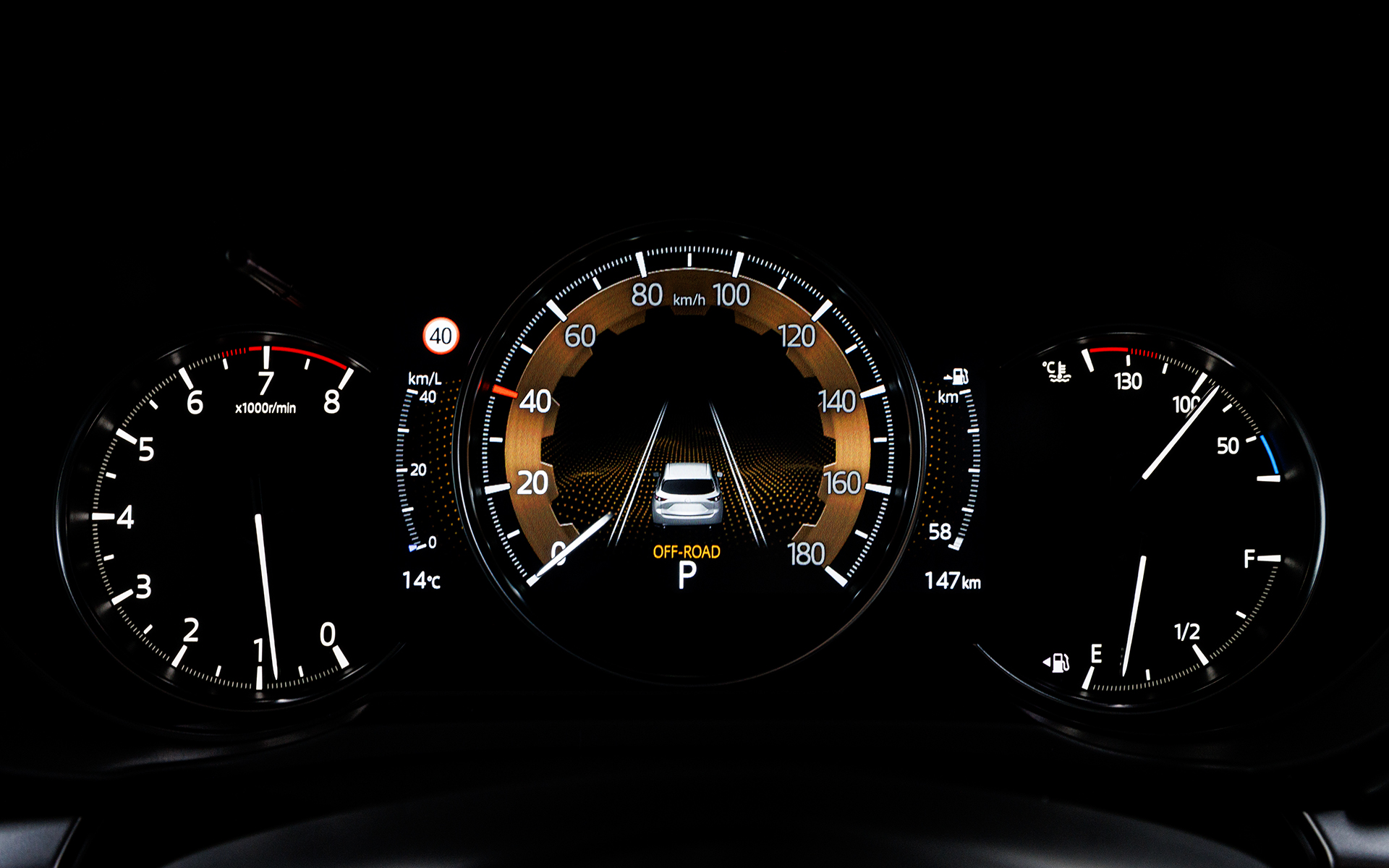 メーターは7インチの液晶タイプ。ドライブモードによって表示が変化する