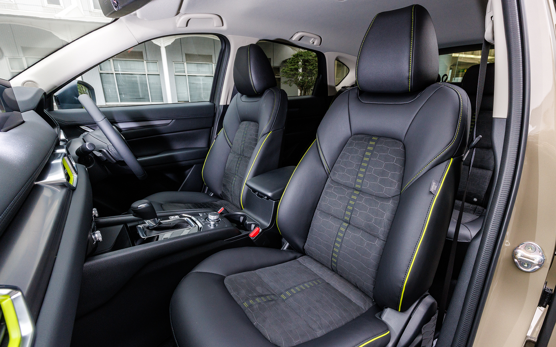 フロントシートにもライムグリーンステッチでアクセント。運転席、助手席ともにシートヒーターを標準装備。運転席は10ウェイパワーシート仕様