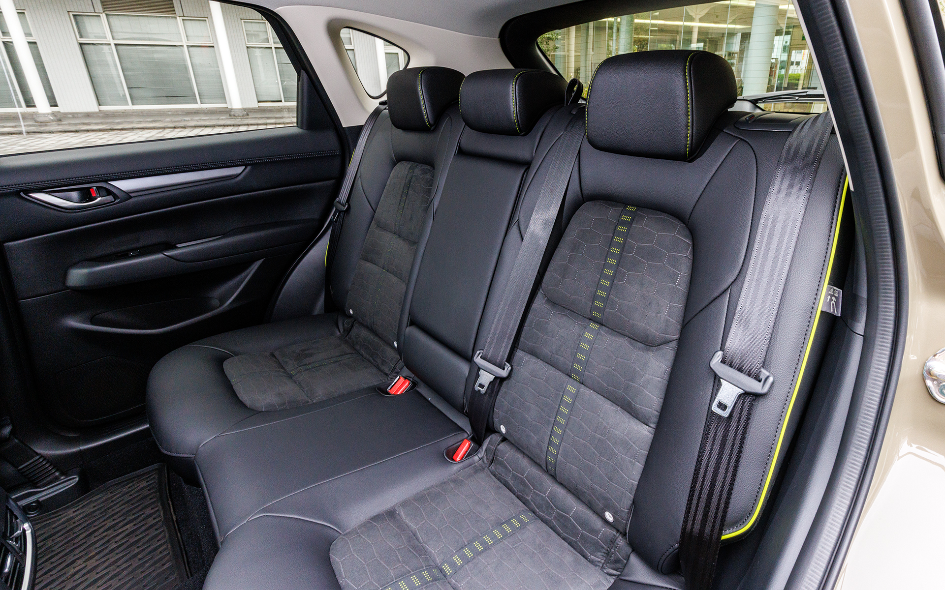 リアシートにもライムグリーンのステッチを採用