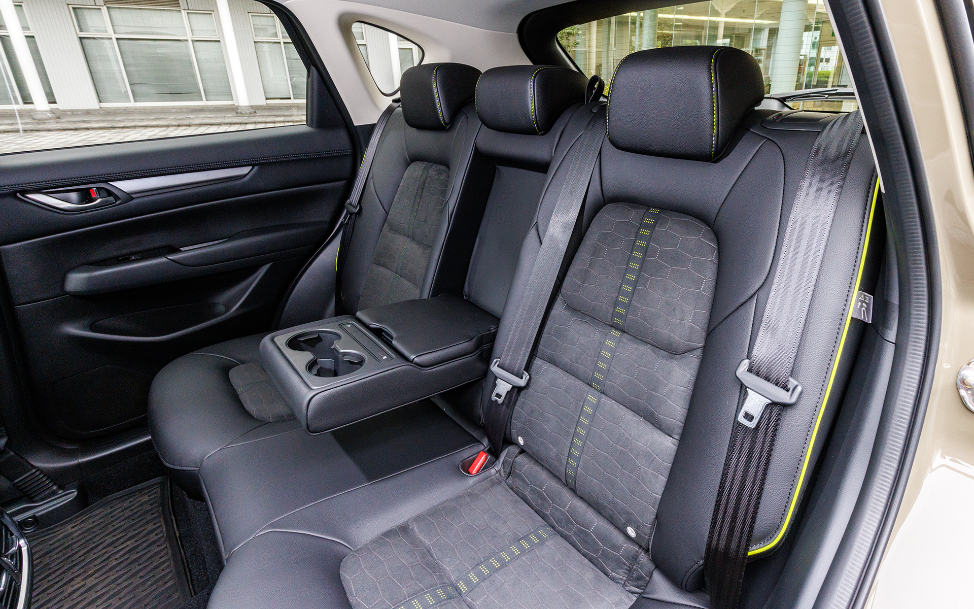 中央にはアームレストを装備。カップホルダーや標準装備のリアシートヒータースイッチも配置