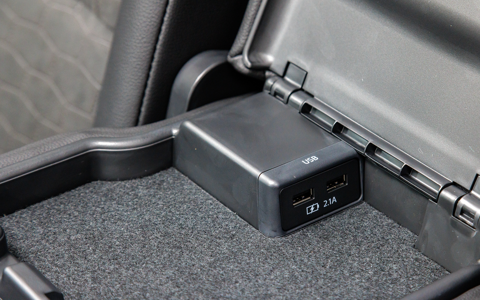 小物入れ内にUSB充電ソケットを用意