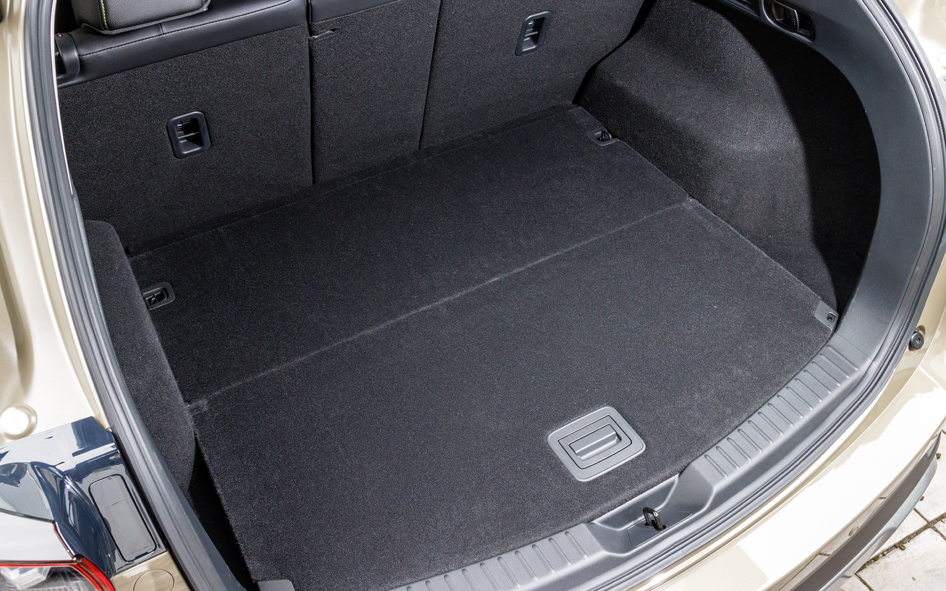 フル乗車時のラゲッジスペース。ラゲッジボードは前後2分割式で大人が載ってもOKな耐荷重を確保しているという