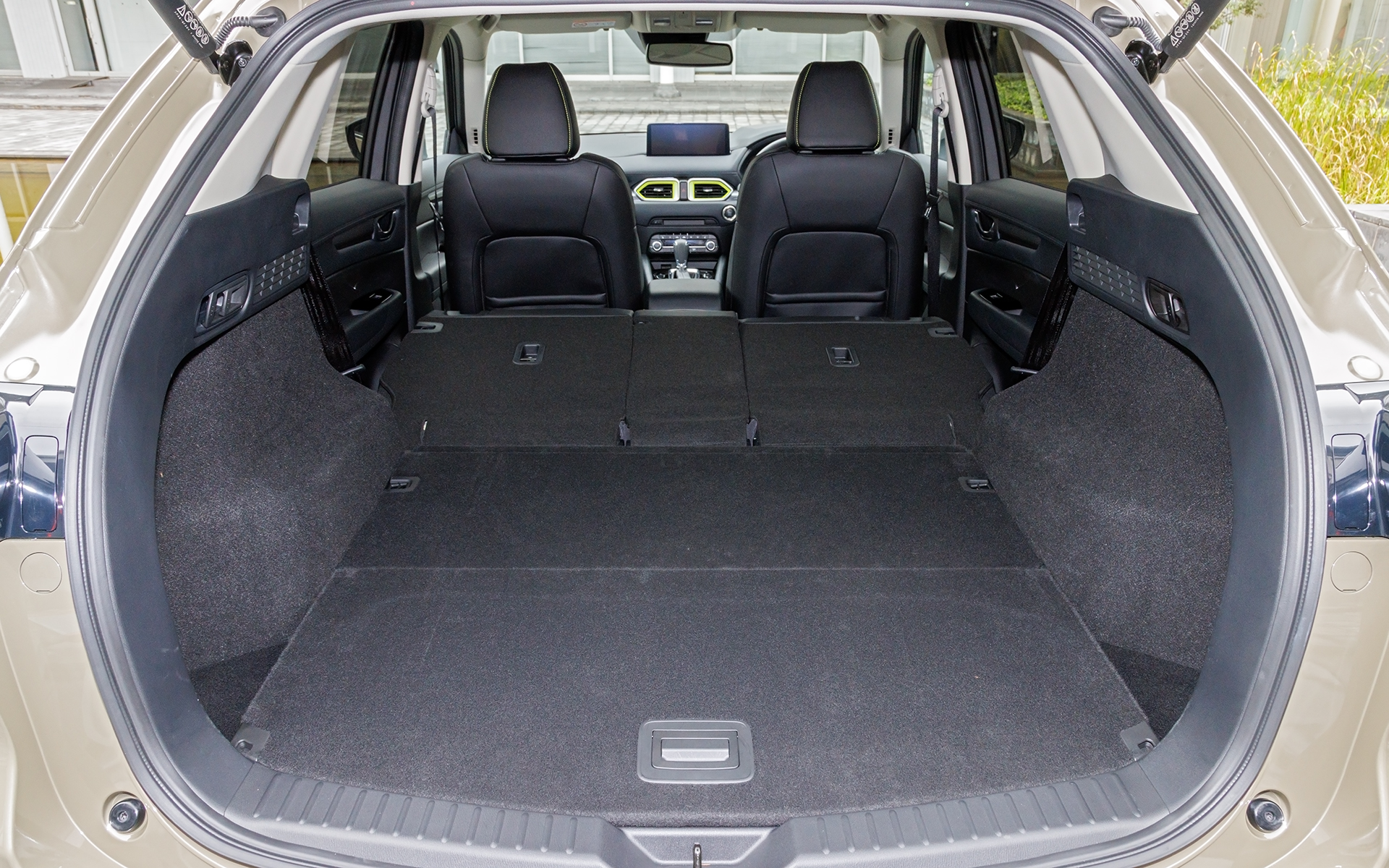 テールゲート開口部との段差を解消。後席を前倒しにすることでフラットなスペースを確保できる